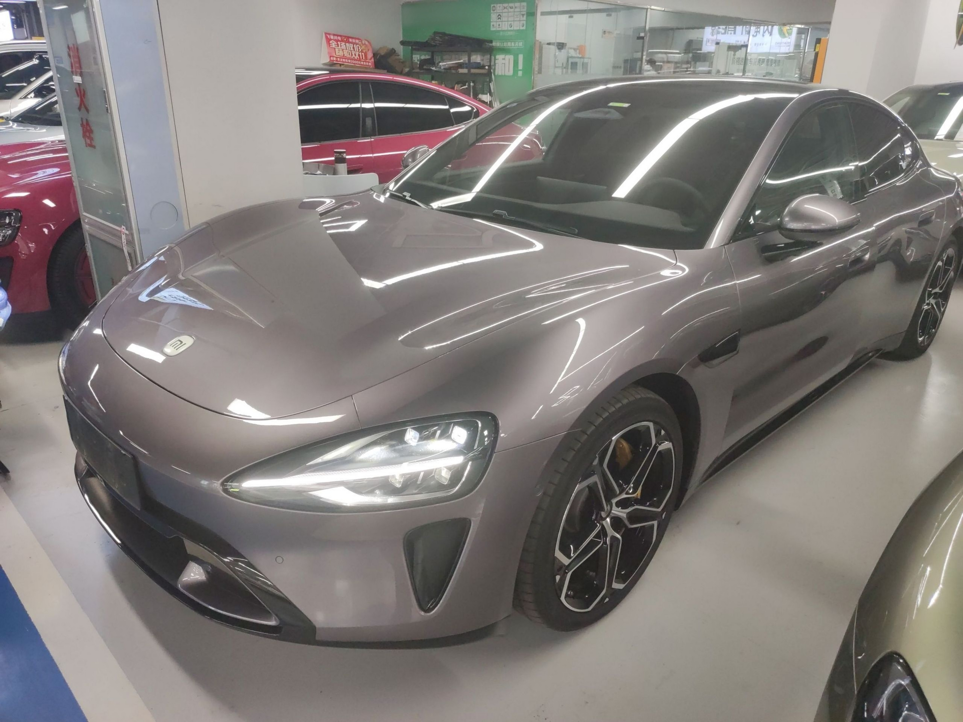 تحت مقدمة السيارة