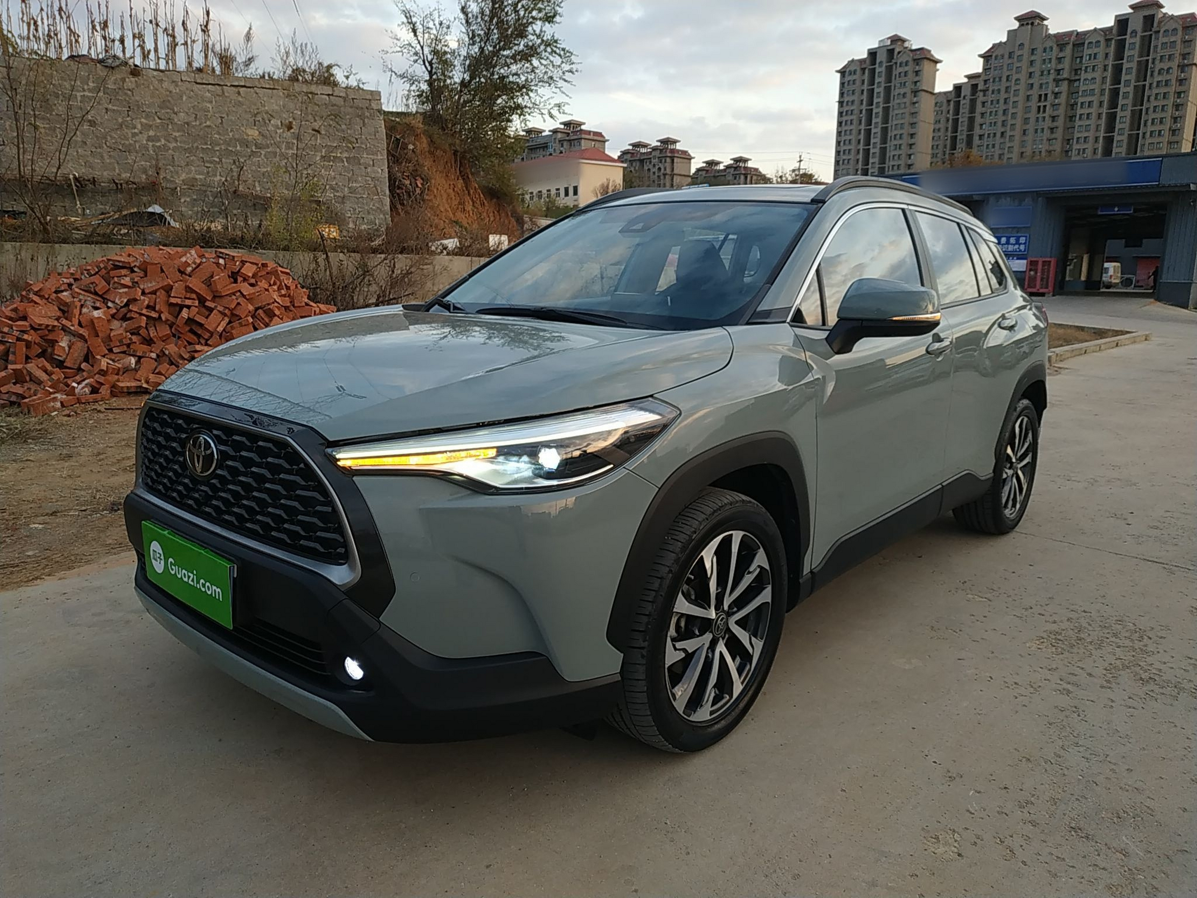 تحت مقدمة السيارة