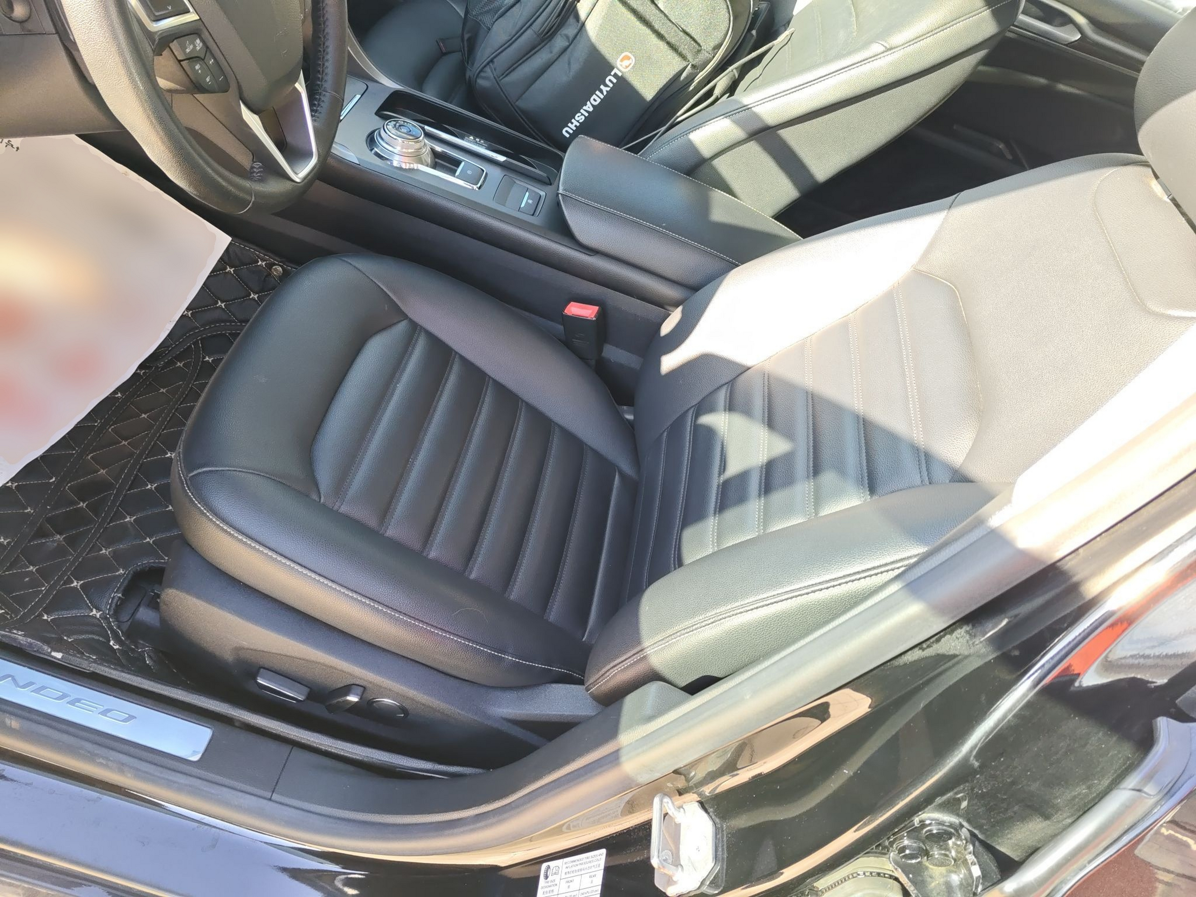 Переднее сиденье в автомобиле