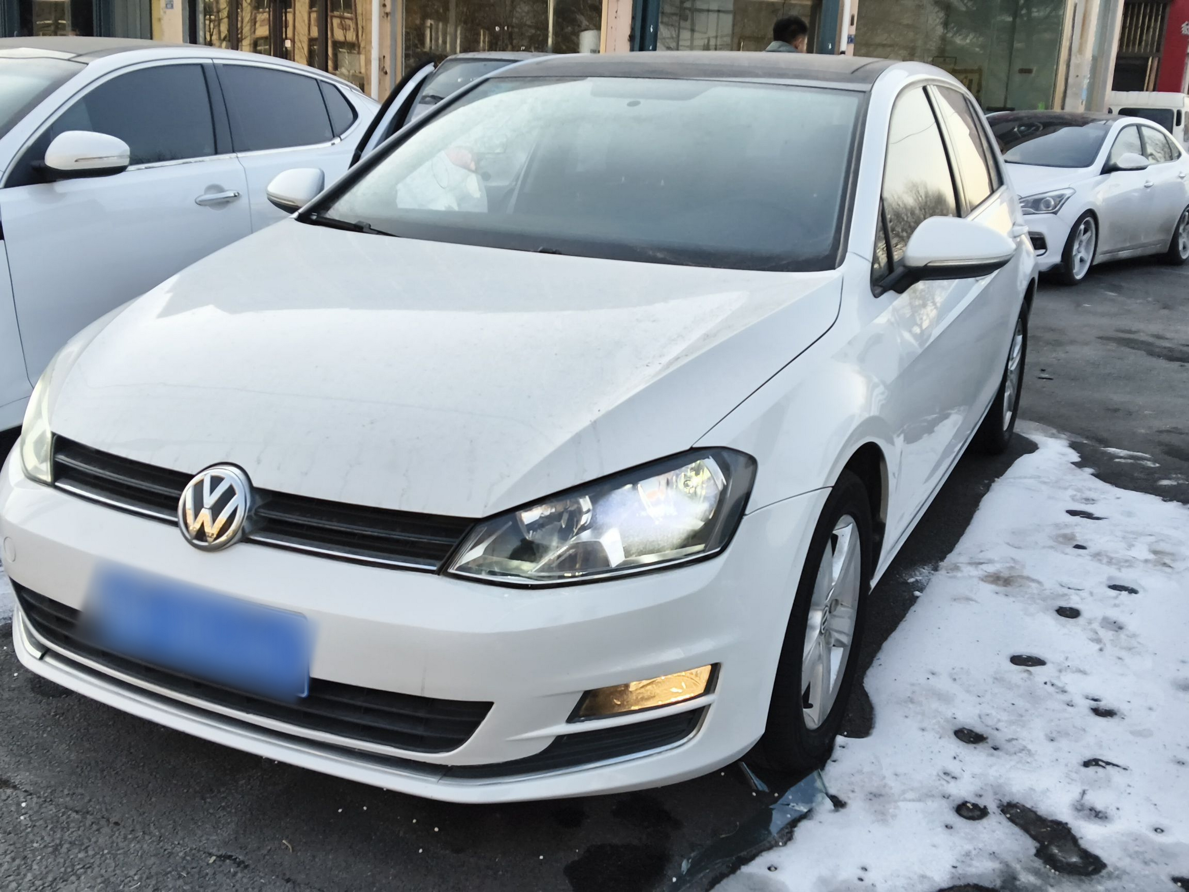 تحت مقدمة السيارة