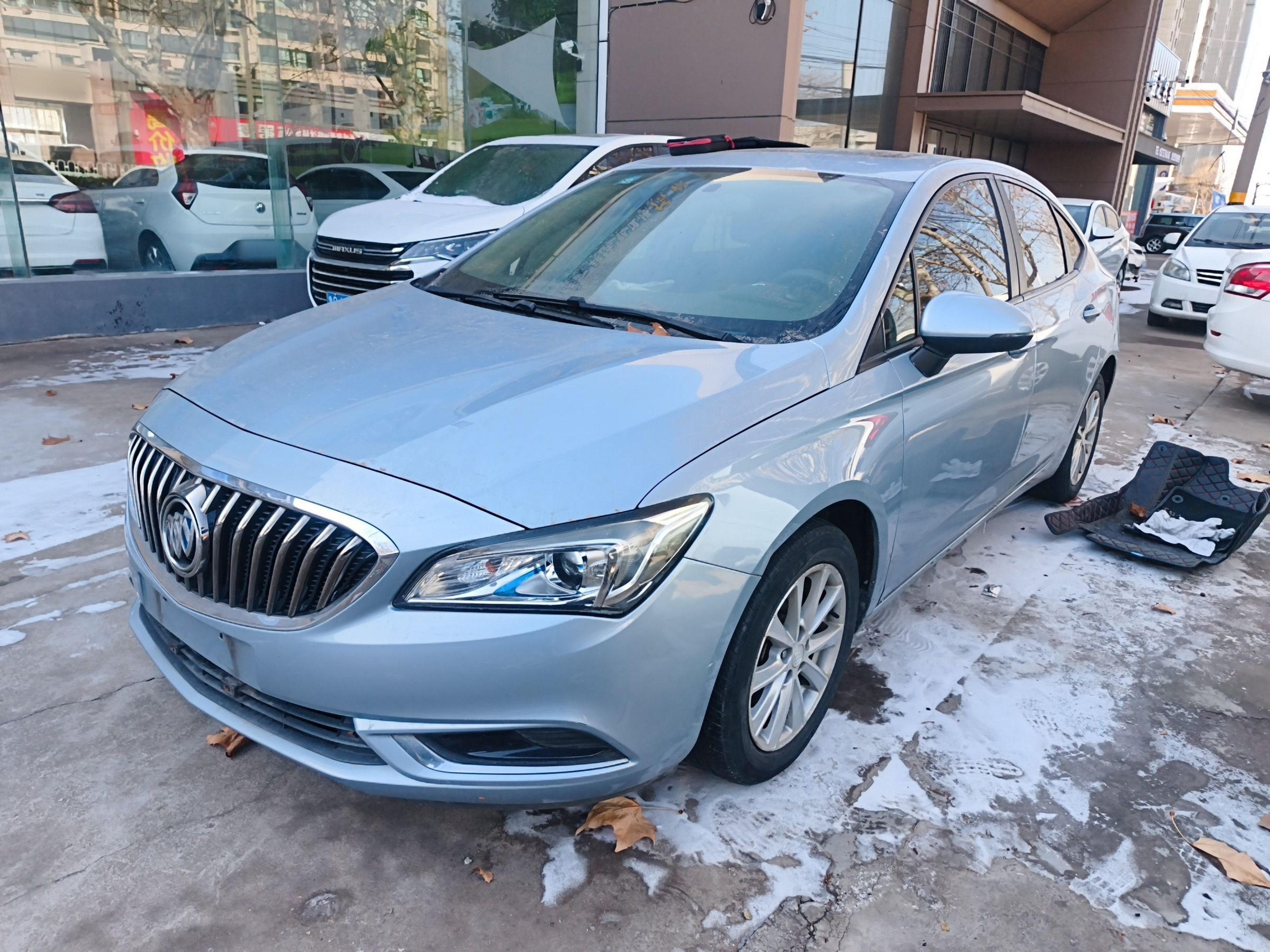 تحت مقدمة السيارة