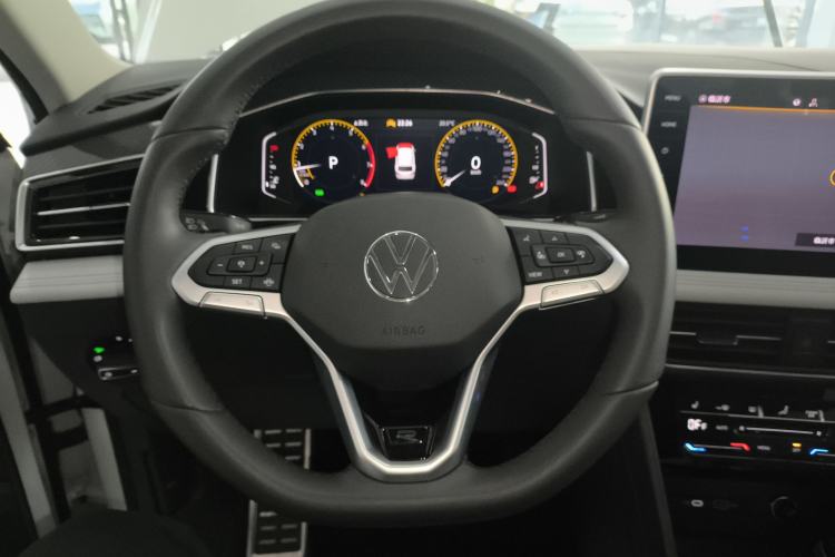 Used Volkswagen Tiguan L 2024 Outstanding Model 330TSI Automatic Two-Wheel Drive R-Line Dragon Glory Edition
