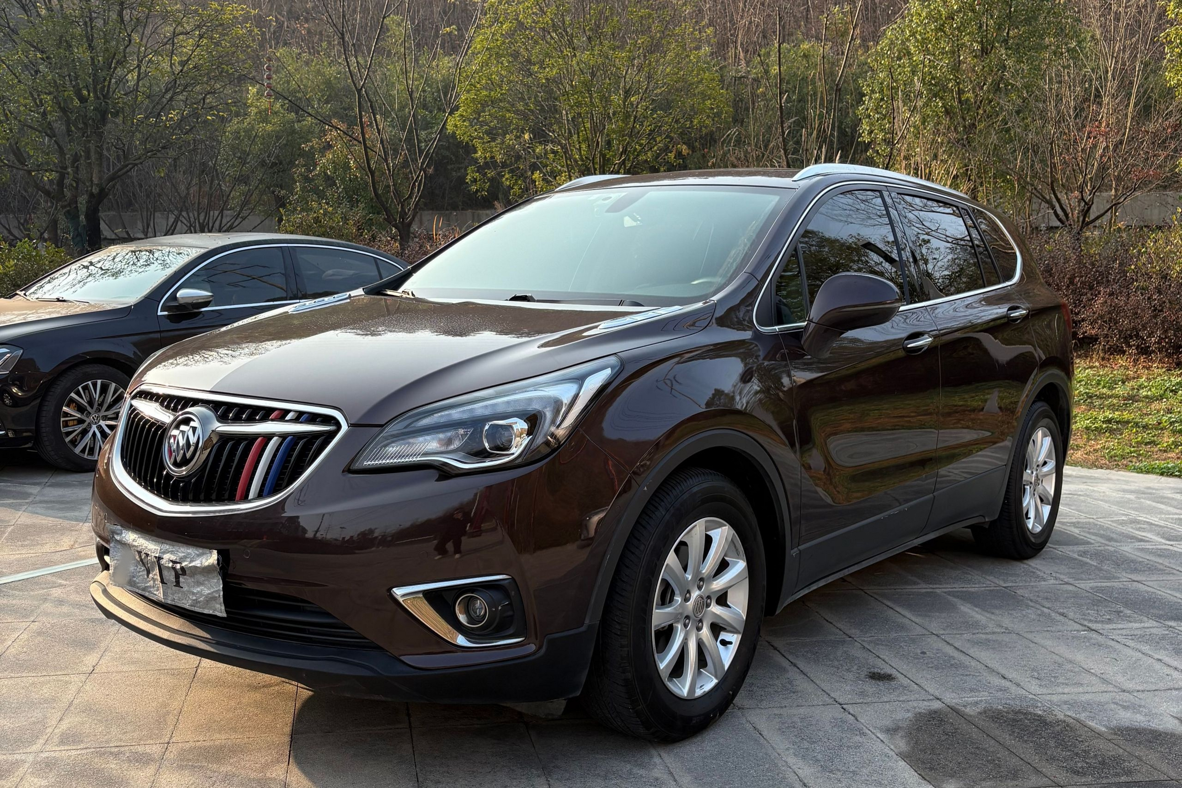 Под передней частью автомобиля