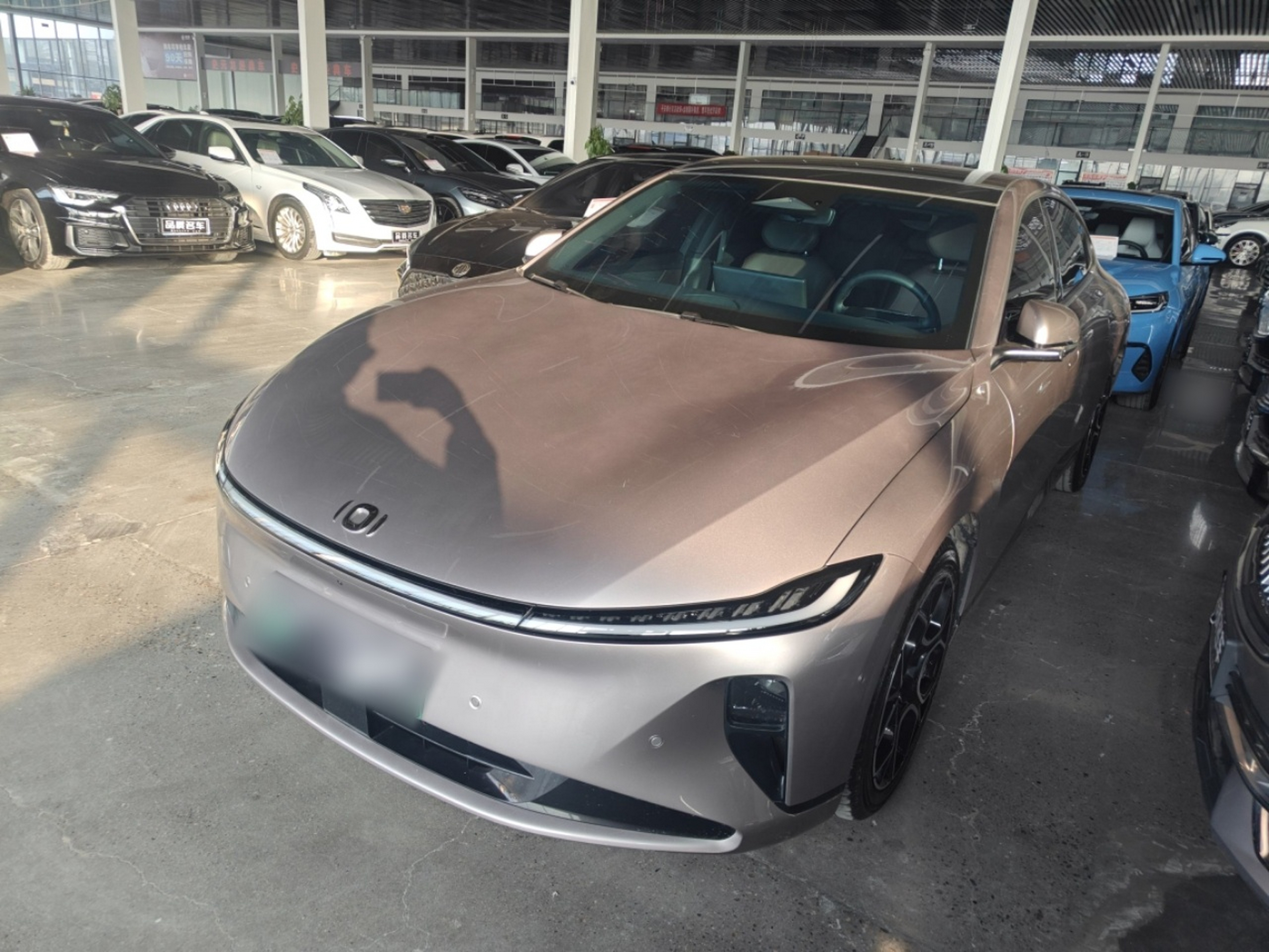 Под передней частью автомобиля