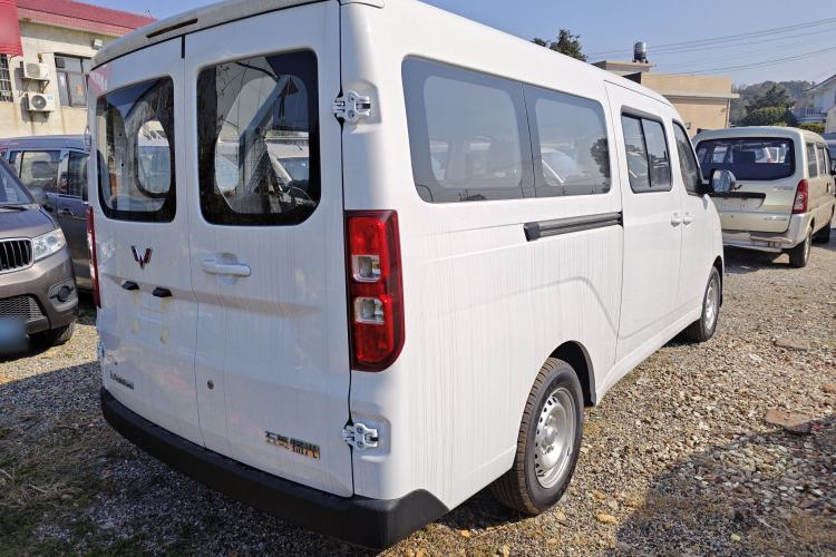 Used Wuling Yangguang 2024 300KM Comfort Version Passenger Van 75kW
