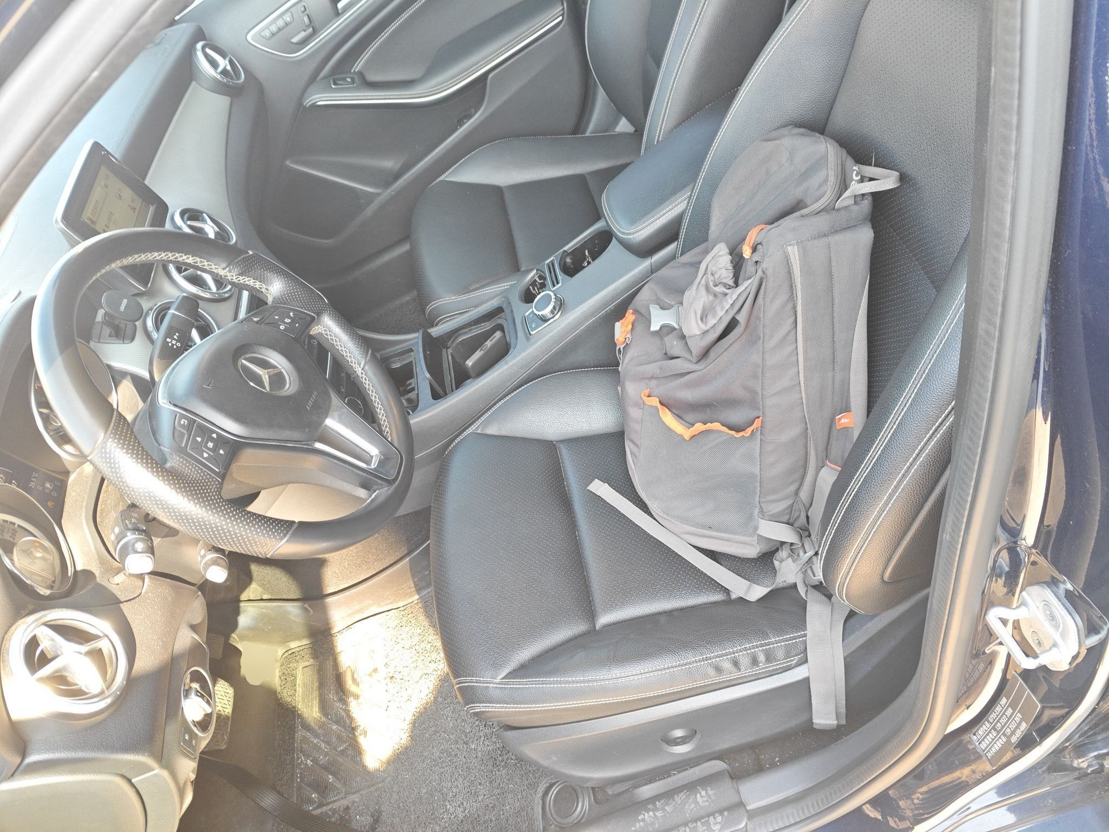 المقاعد الأمامية داخل السيارة