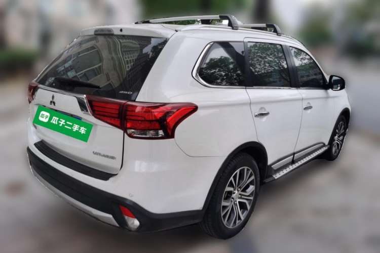 Used Mitsubishi Outlander 2016 2.4L 4x4 Luxury Edition 7-Seater
