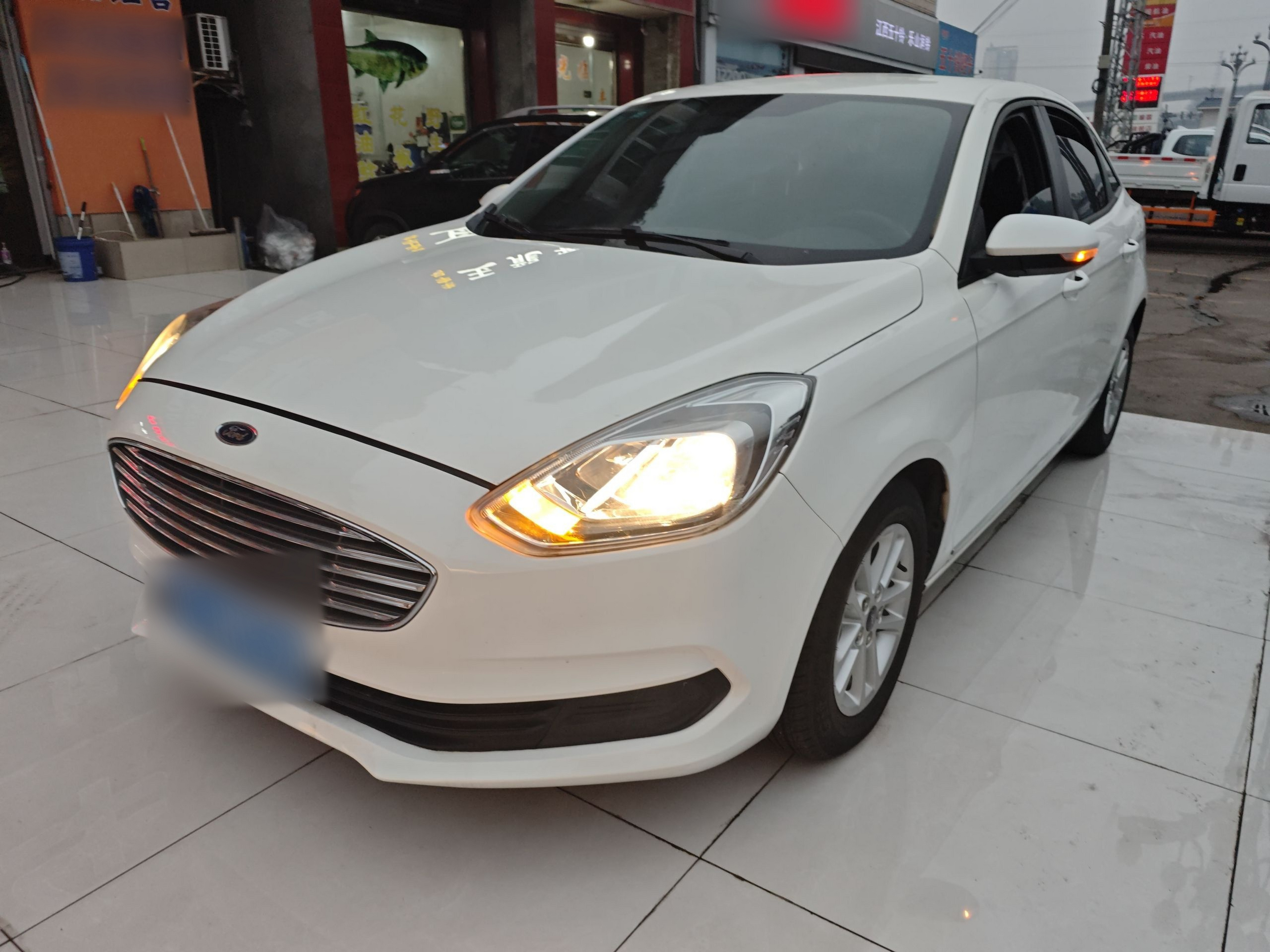 Под передней частью автомобиля