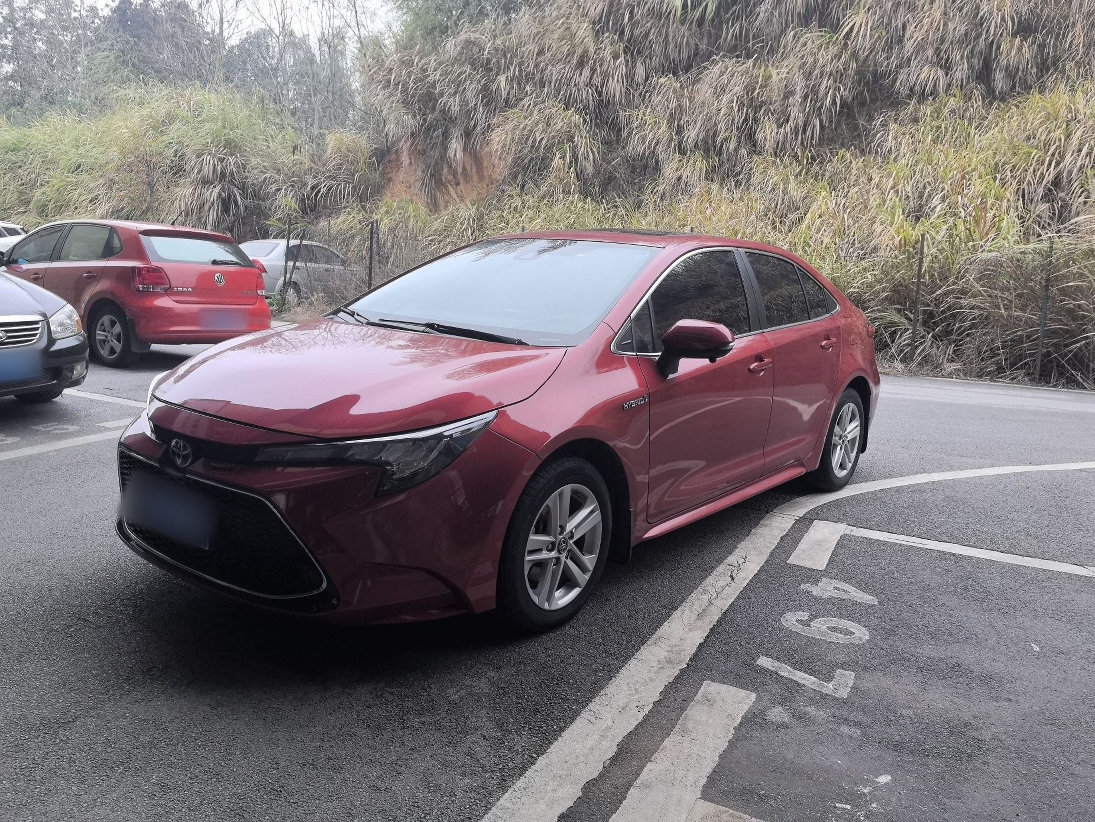 Под передней частью автомобиля