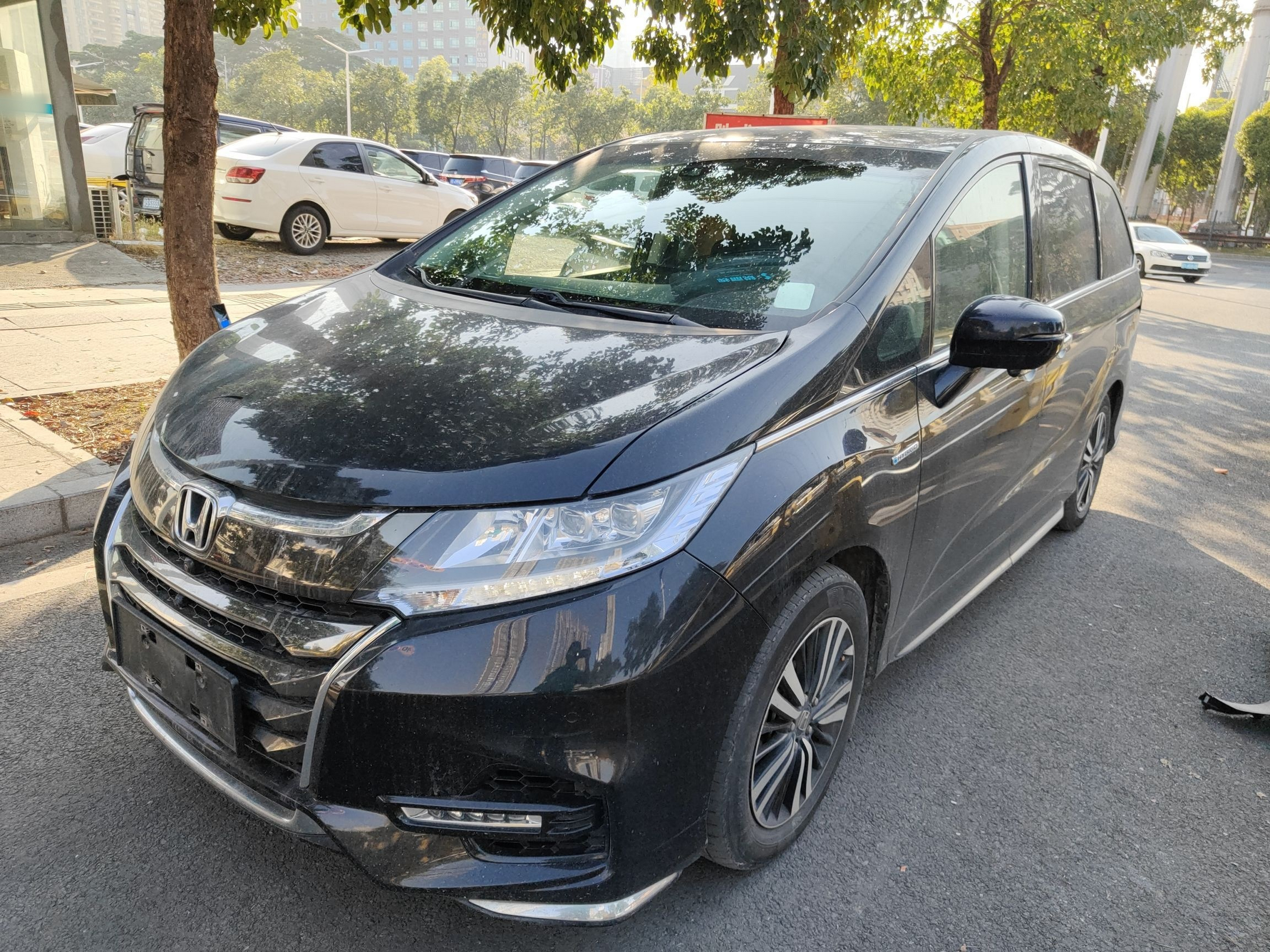 تحت مقدمة السيارة