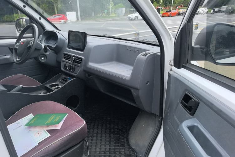 Used Wuling Yangguang 2024 300km Comfort-Grade Passenger Van 60kW
