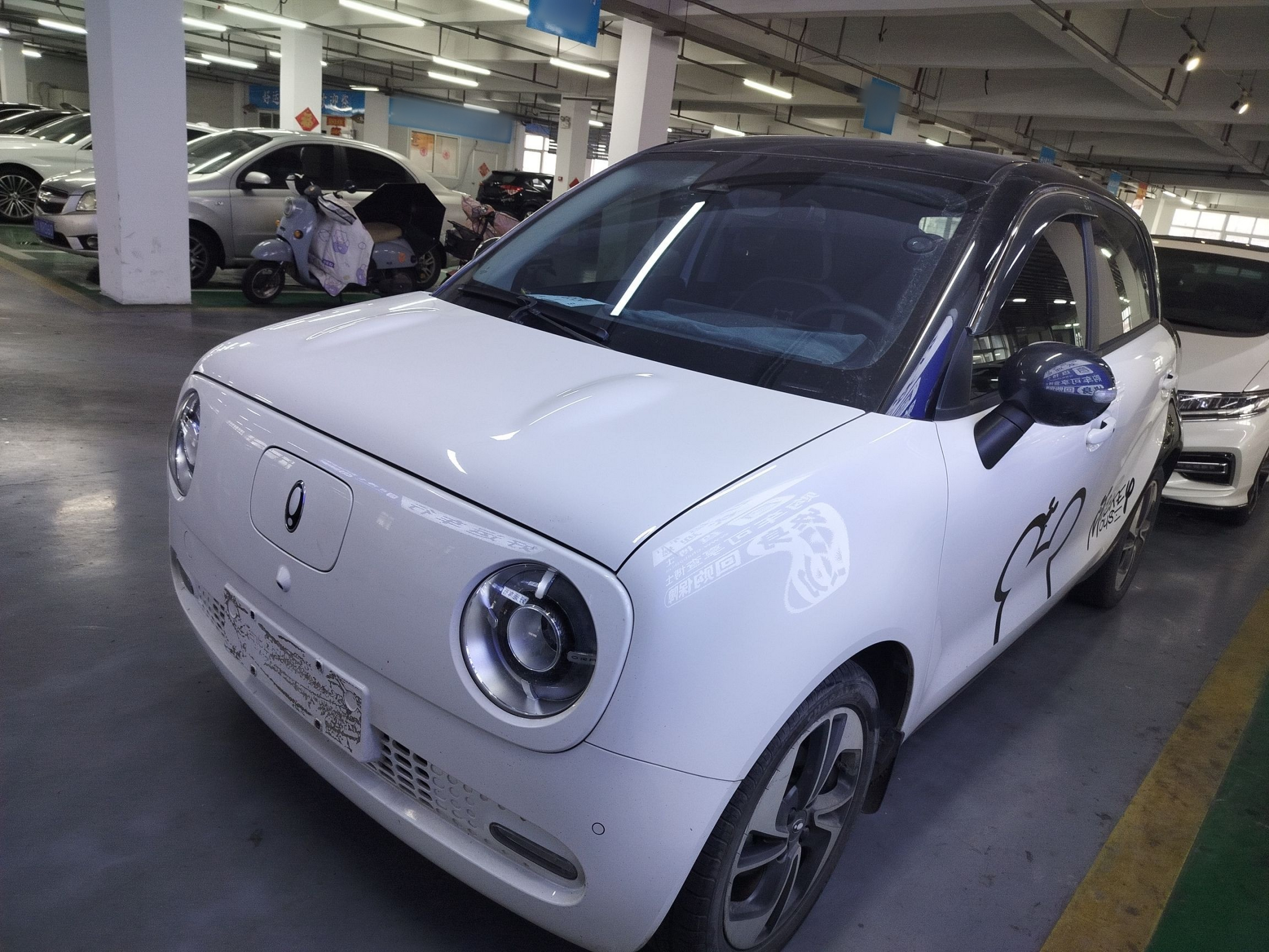 Под передней частью автомобиля