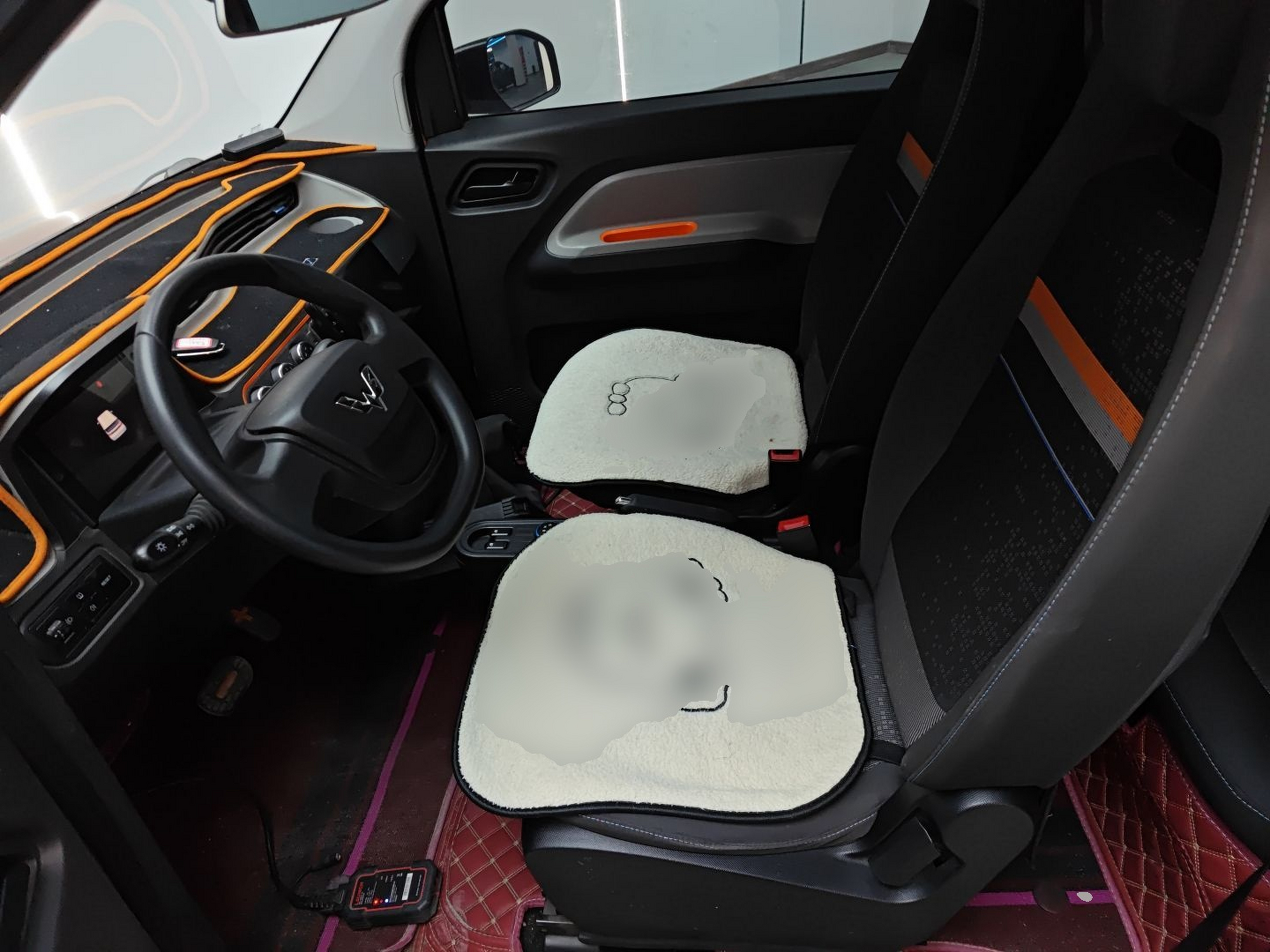 المقاعد الأمامية داخل السيارة