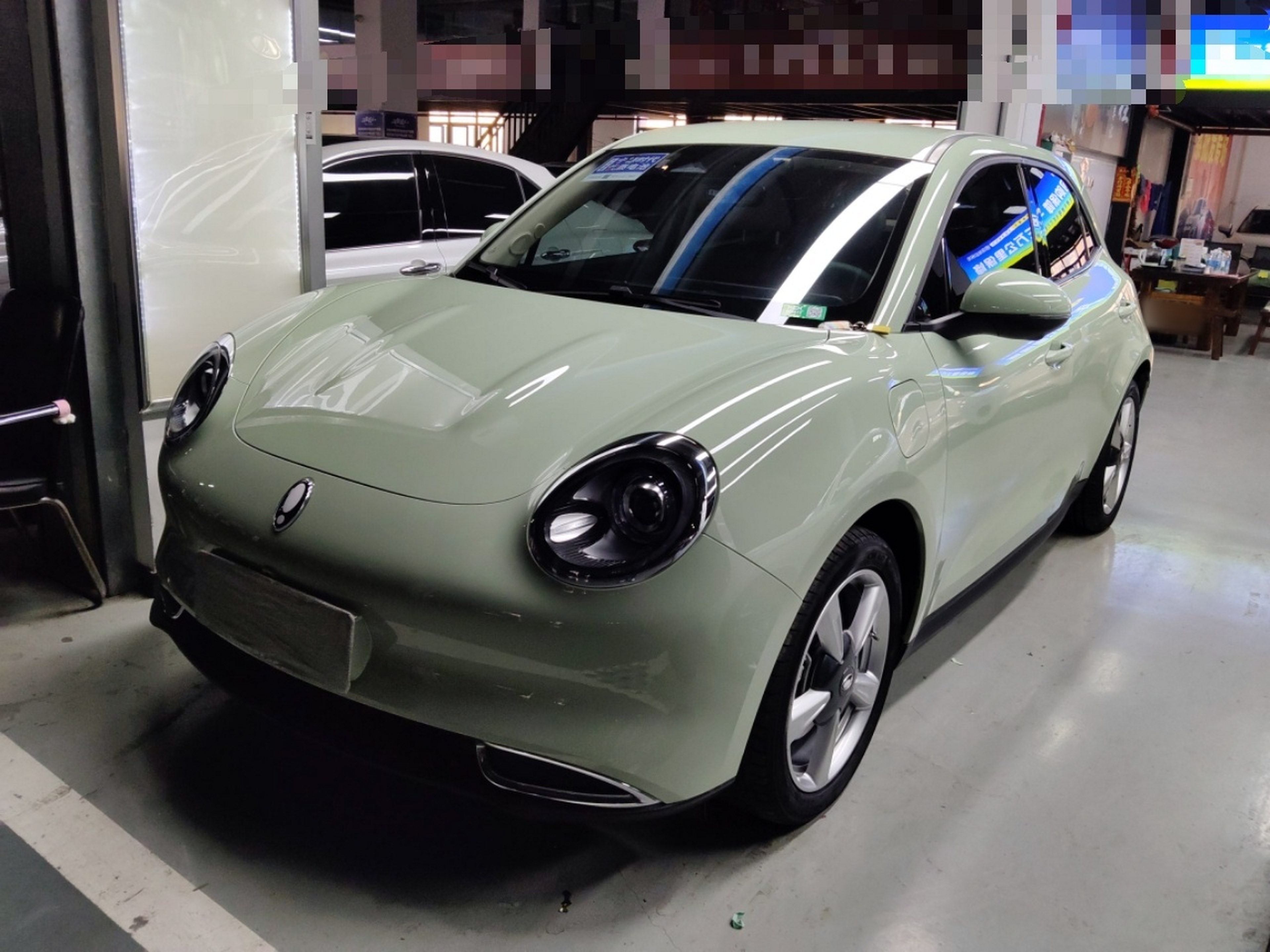 تحت مقدمة السيارة