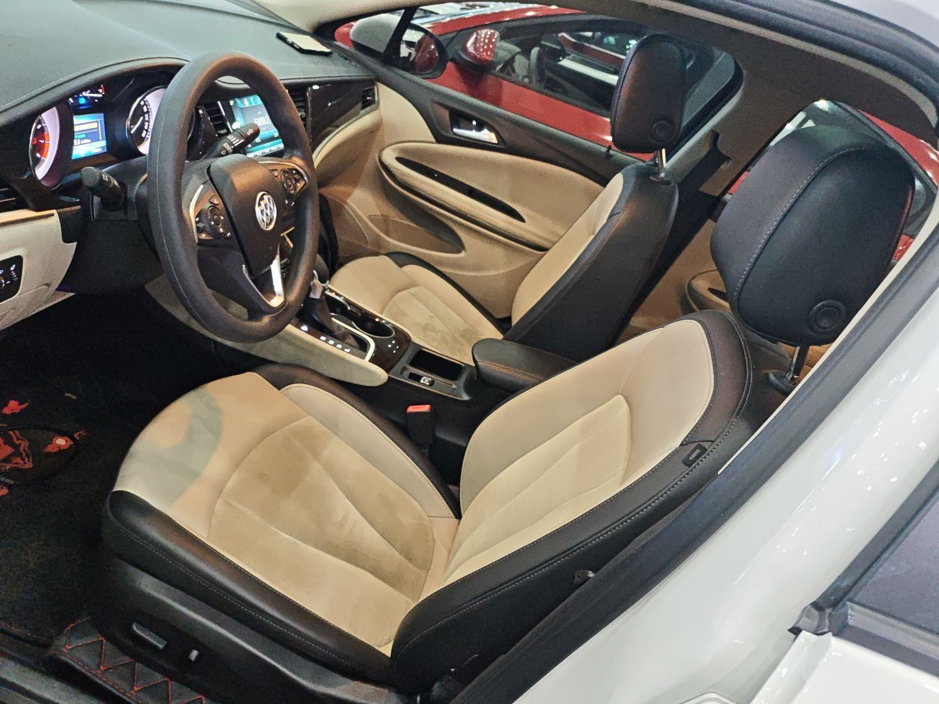 Переднее сиденье в автомобиле