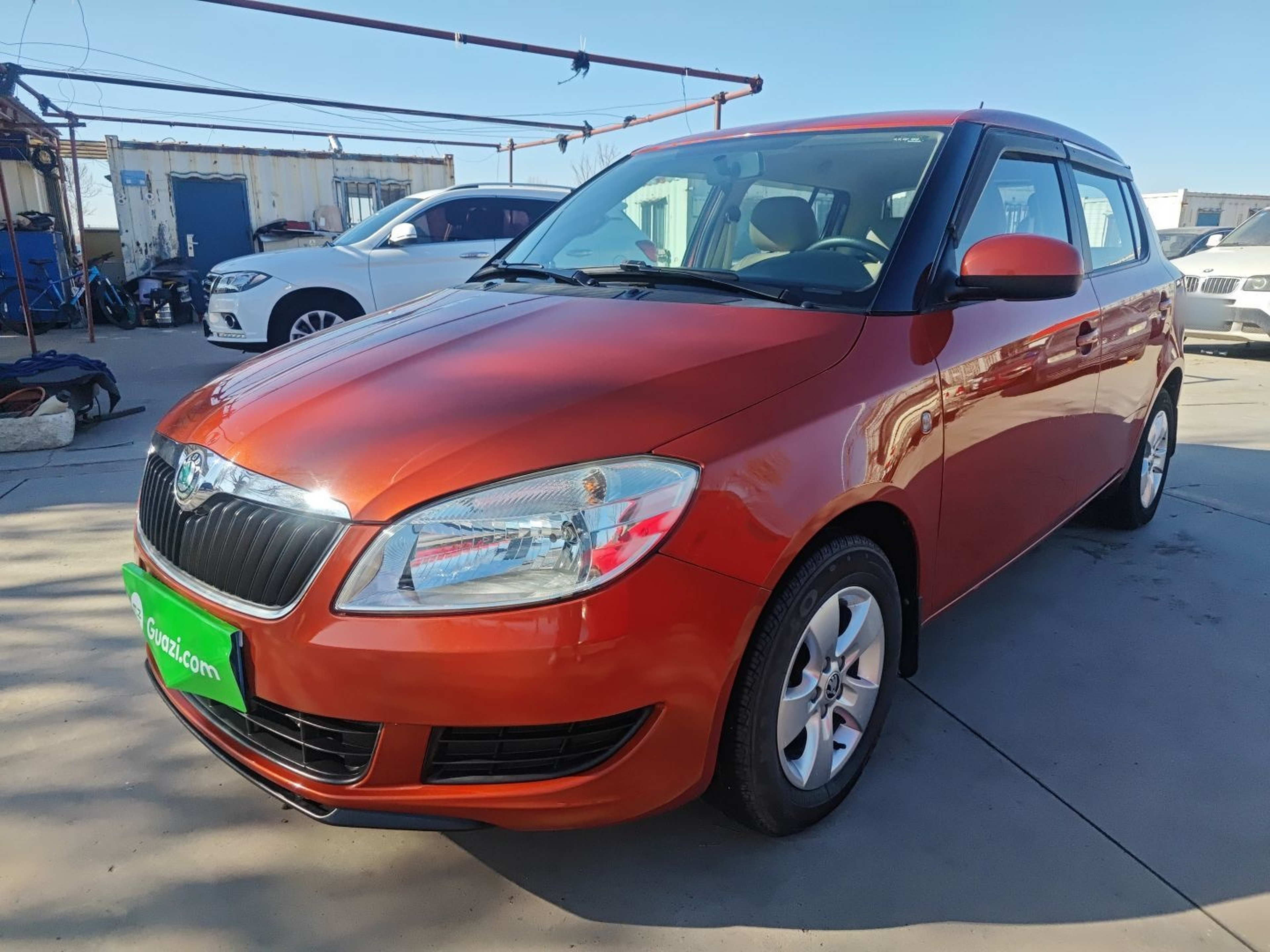 تحت مقدمة السيارة