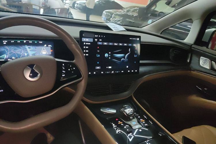 Used Denza D9 2022 DM-i 1040 Prestige Model
