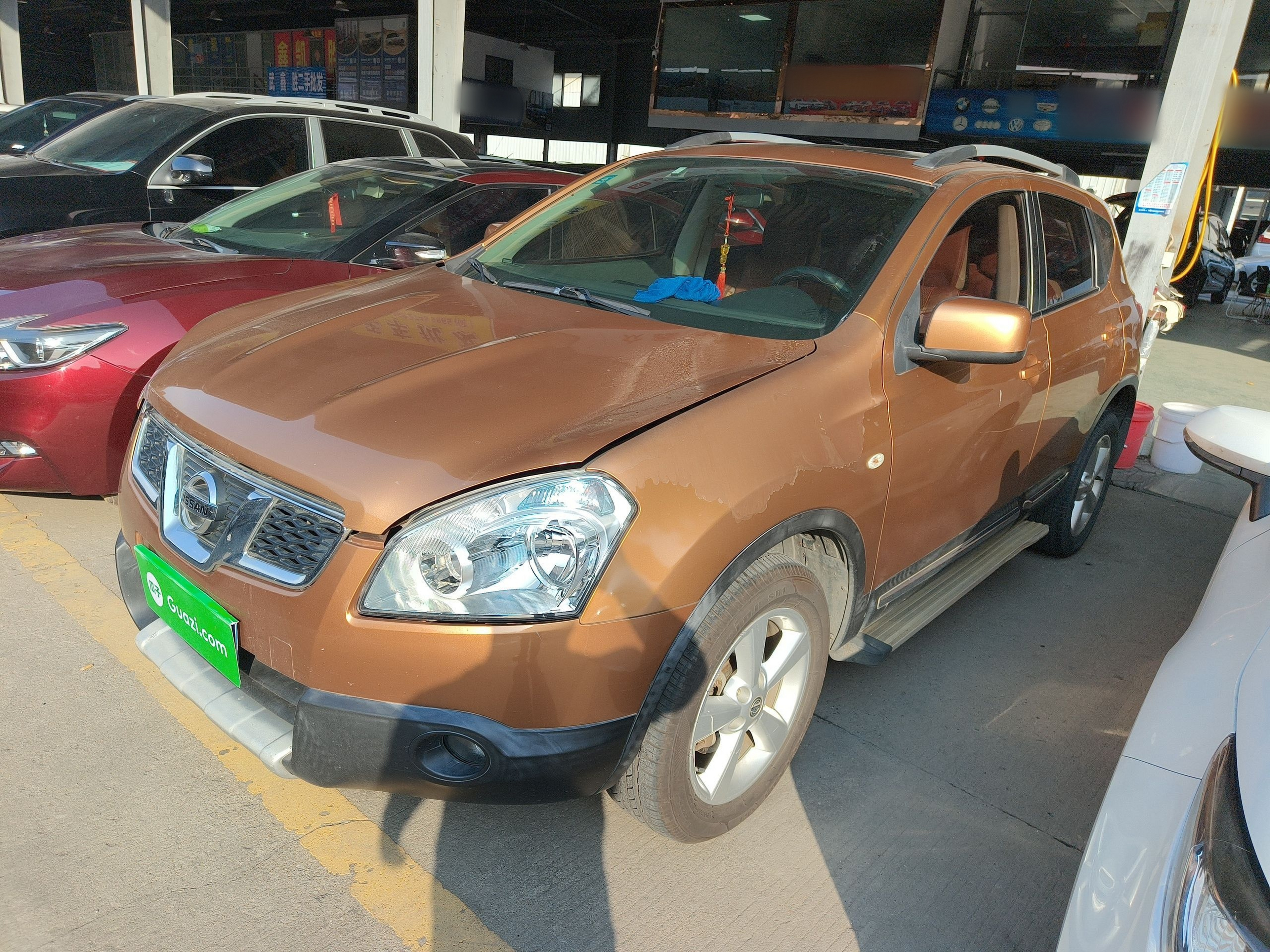 Под передней частью автомобиля