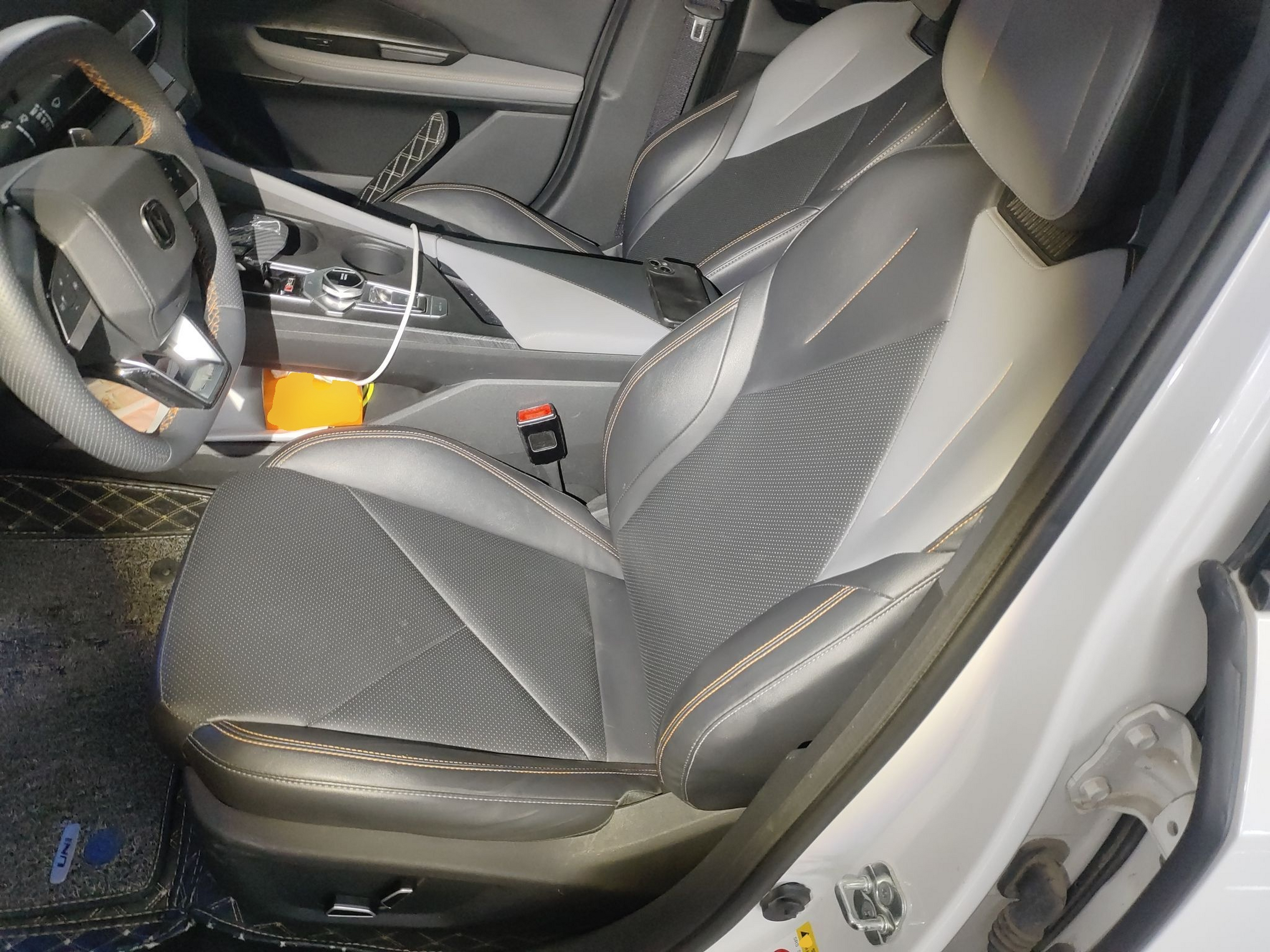 المقاعد الأمامية داخل السيارة