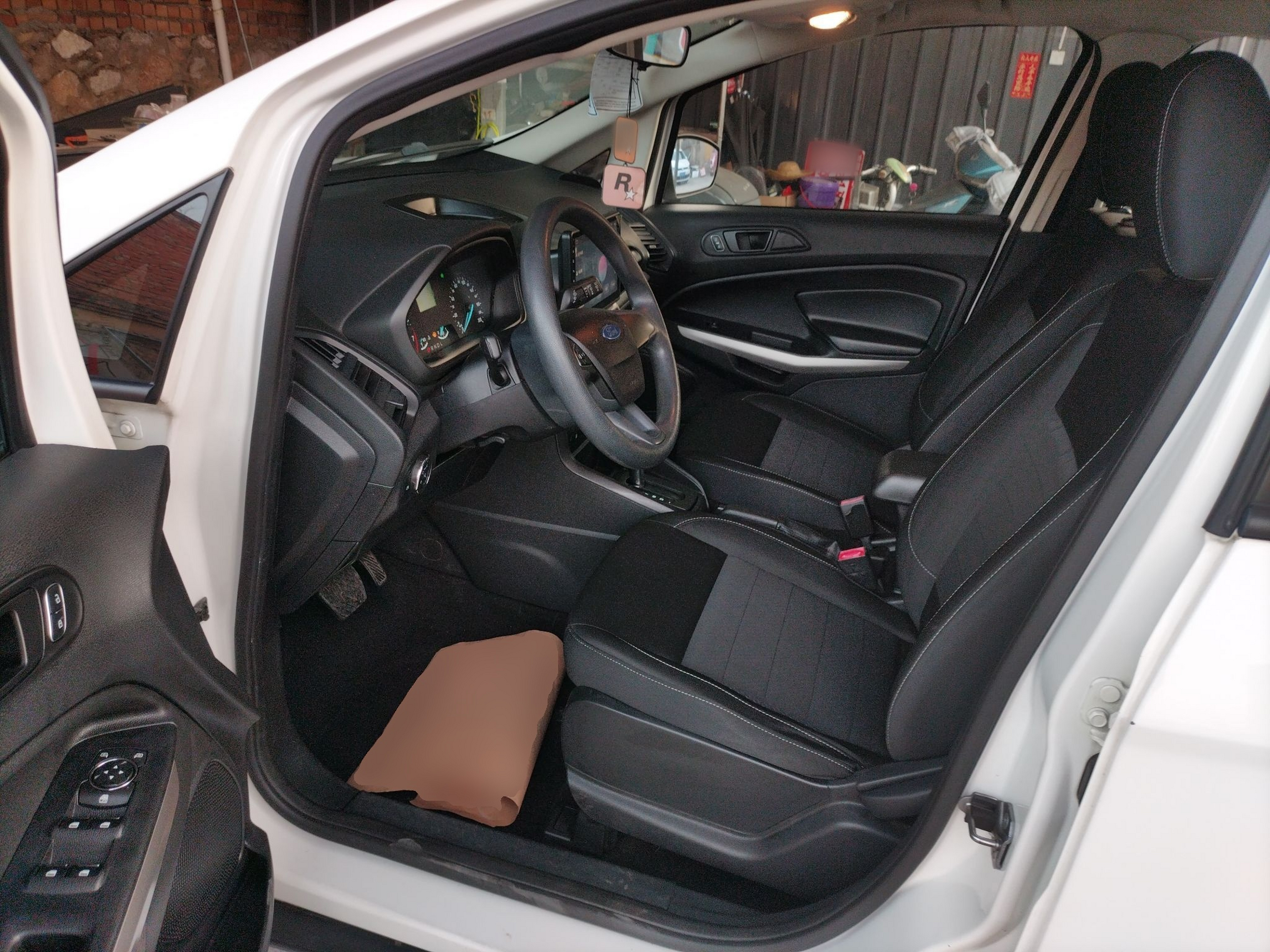 Переднее сиденье в автомобиле