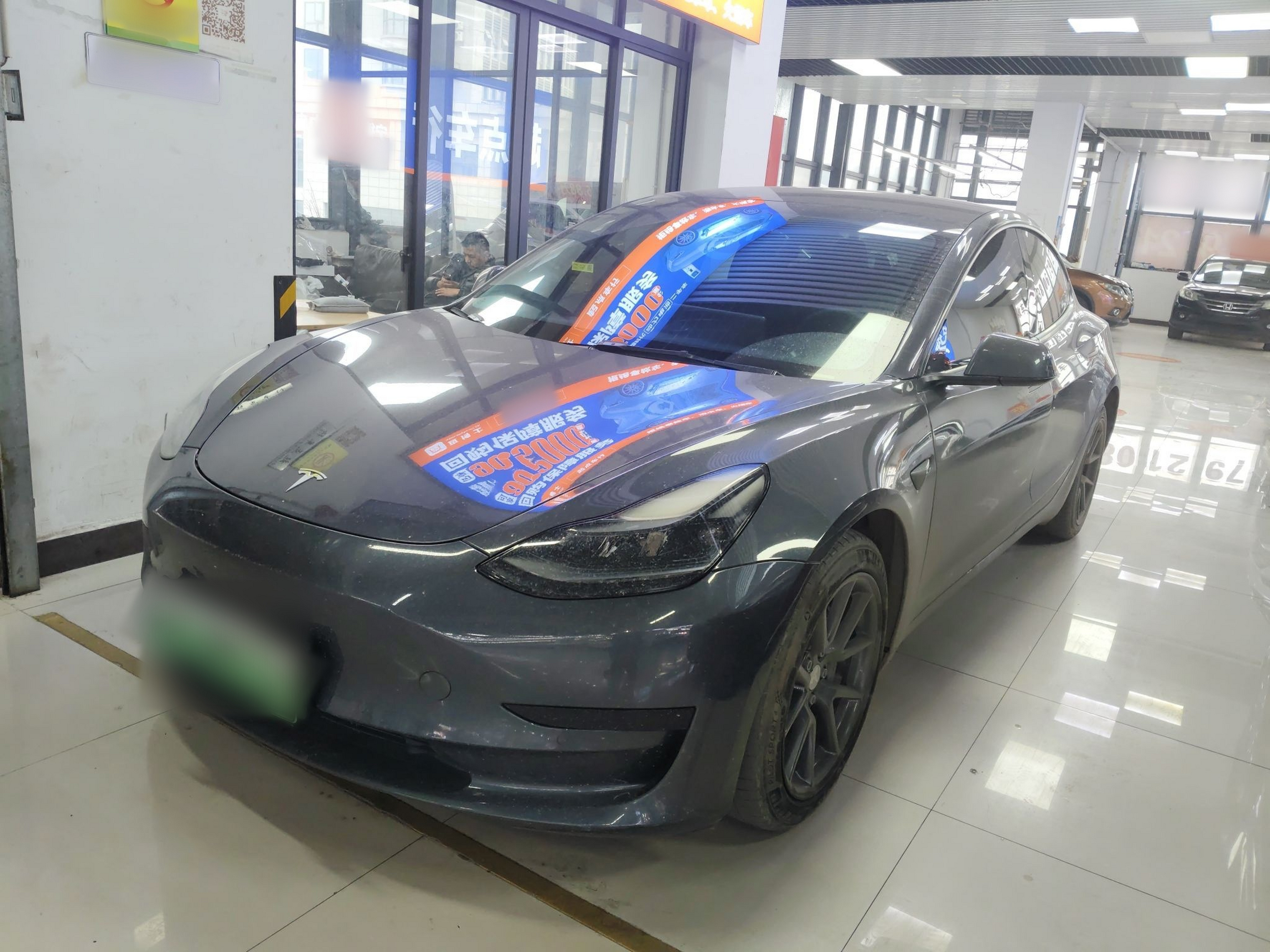 Под передней частью автомобиля