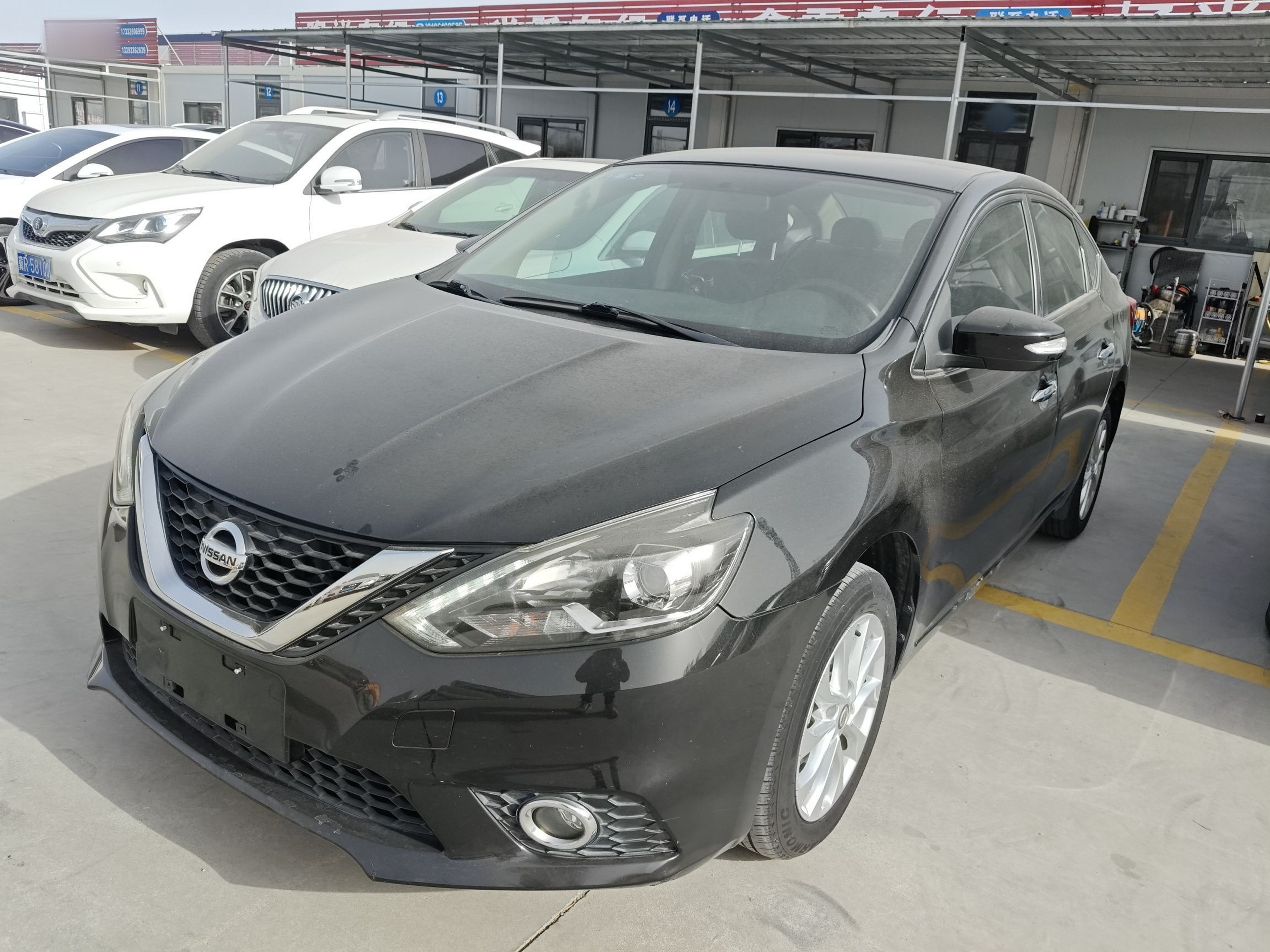 تحت مقدمة السيارة