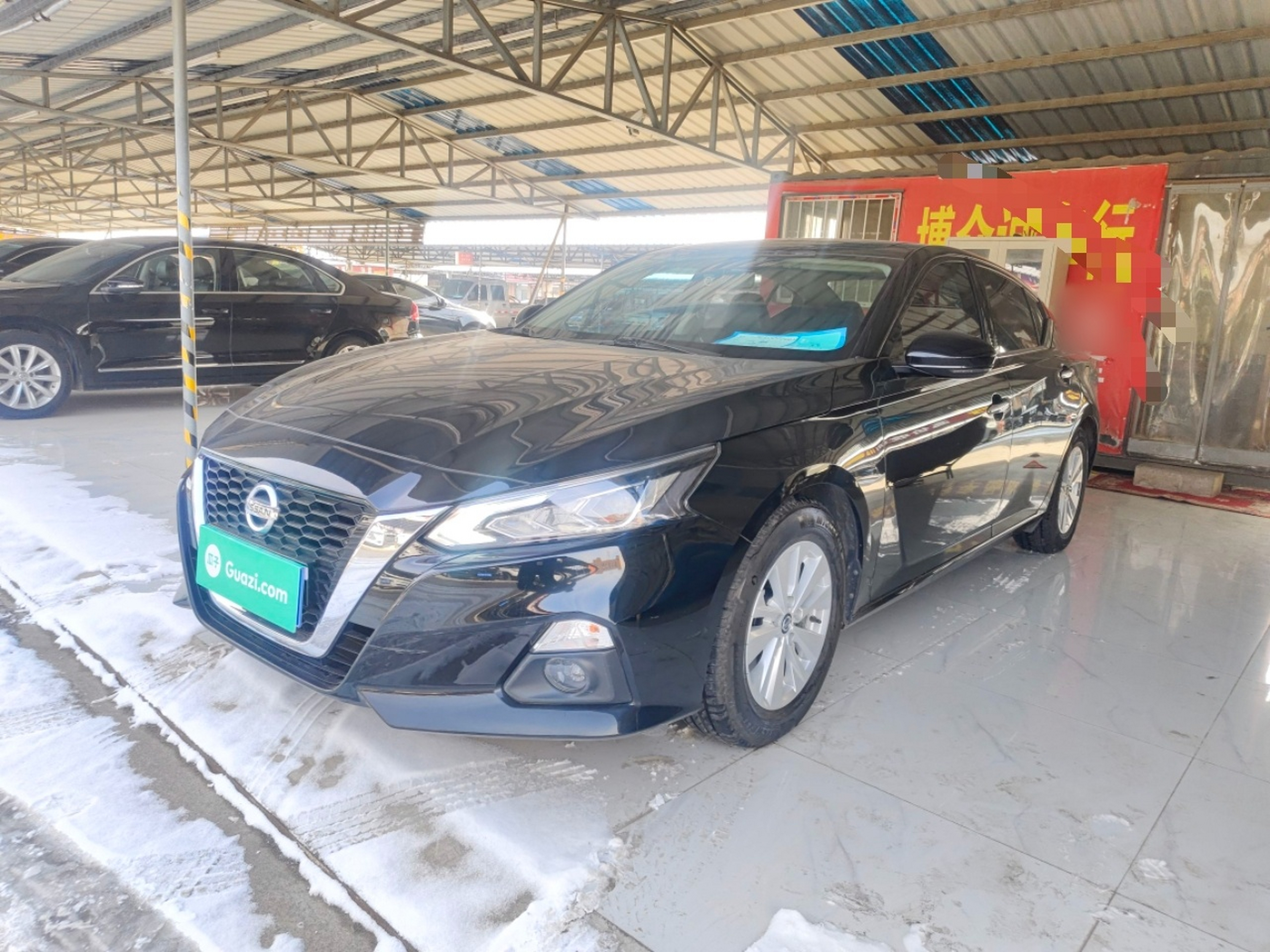 تحت مقدمة السيارة