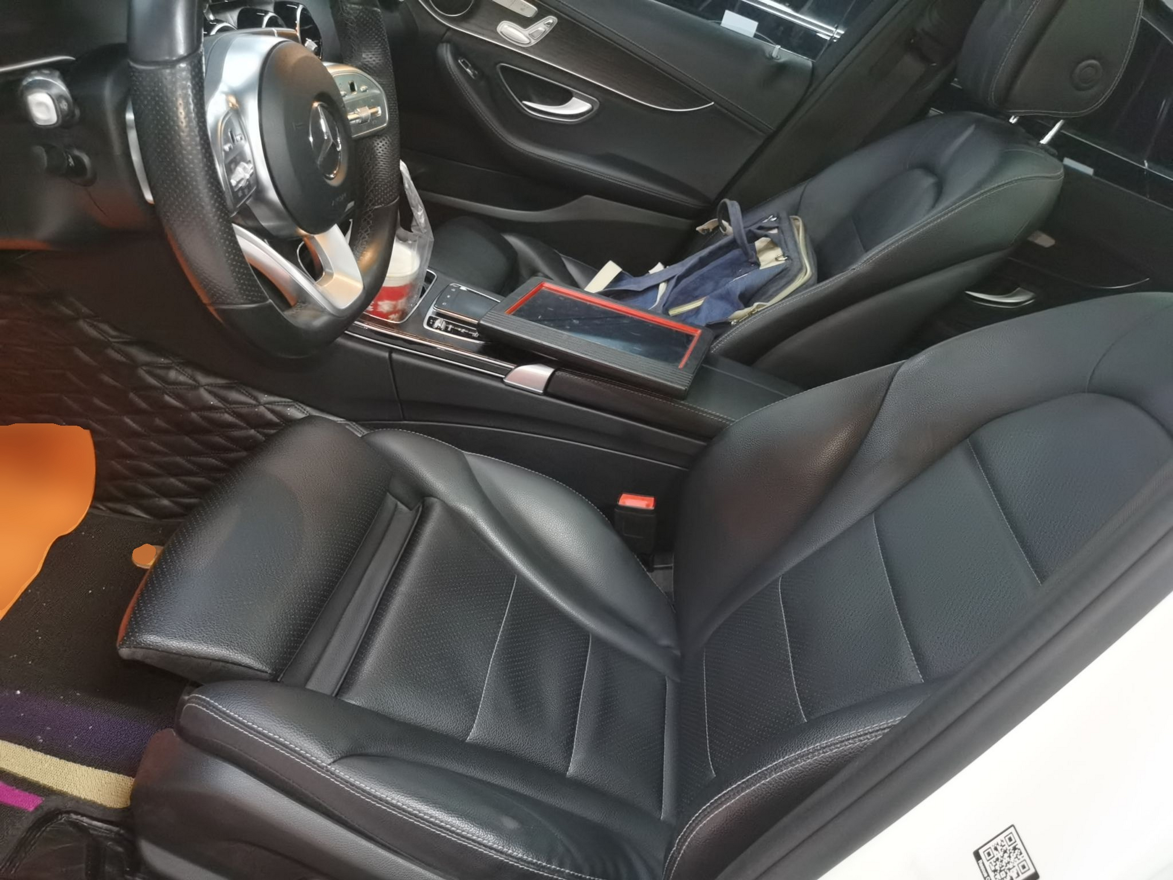 Переднее сиденье в автомобиле