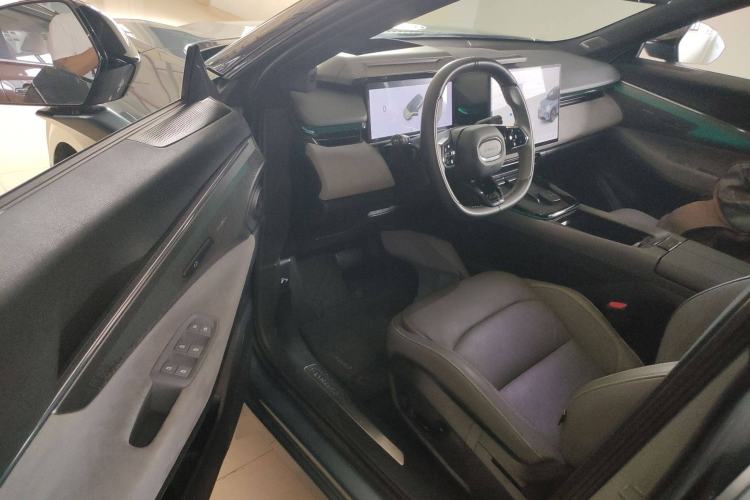 Used Lynk & Co 08 EM-P 2025 220 km All-Wheel-Drive Performance Halo
