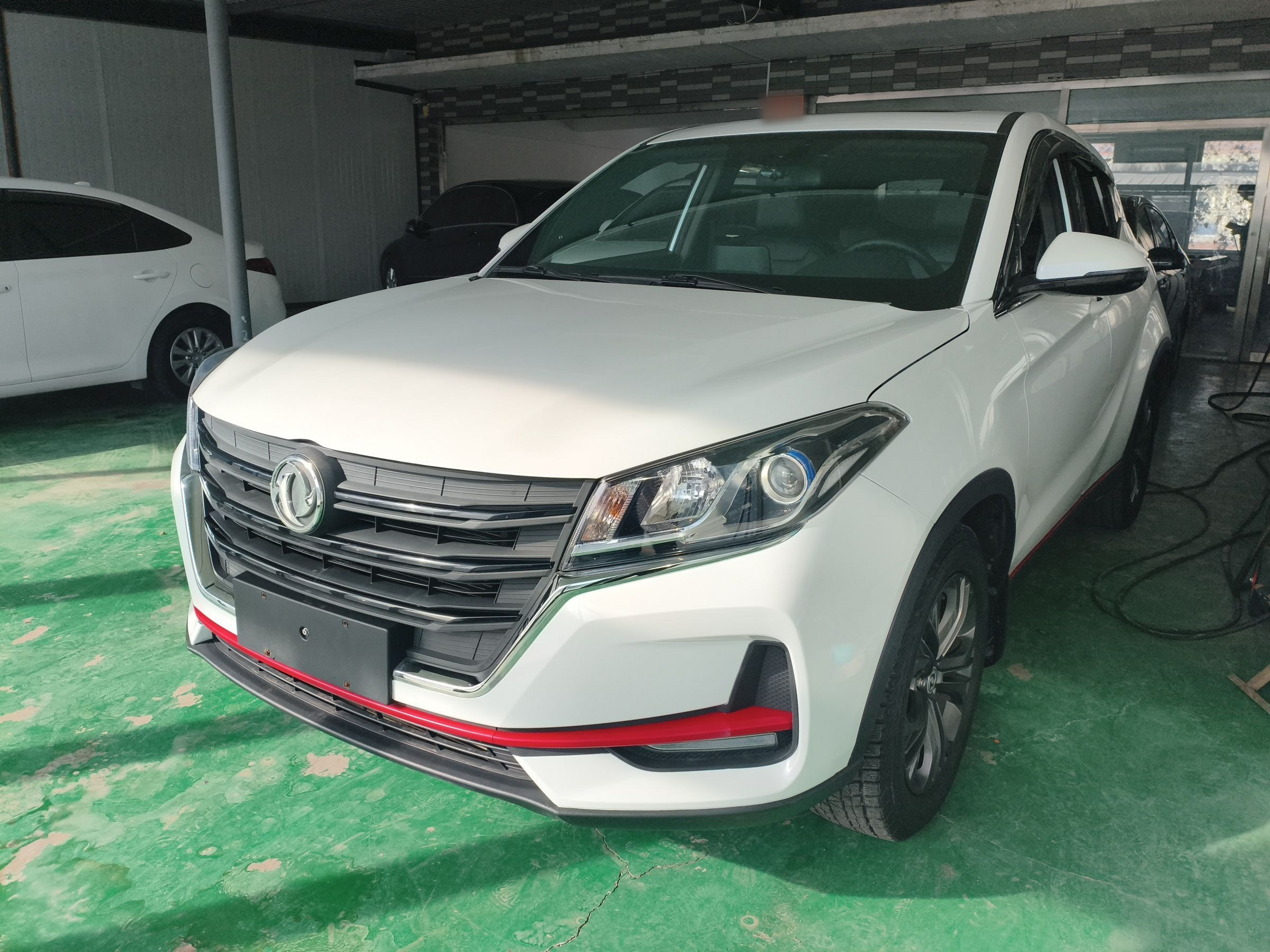 Под передней частью автомобиля