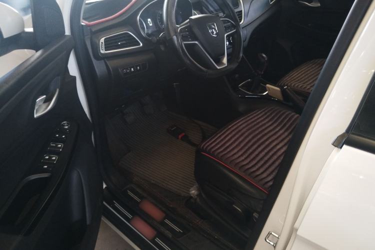 Used Baojun 730 2019 1.5L Manual Fashion Model 7-seater National V
