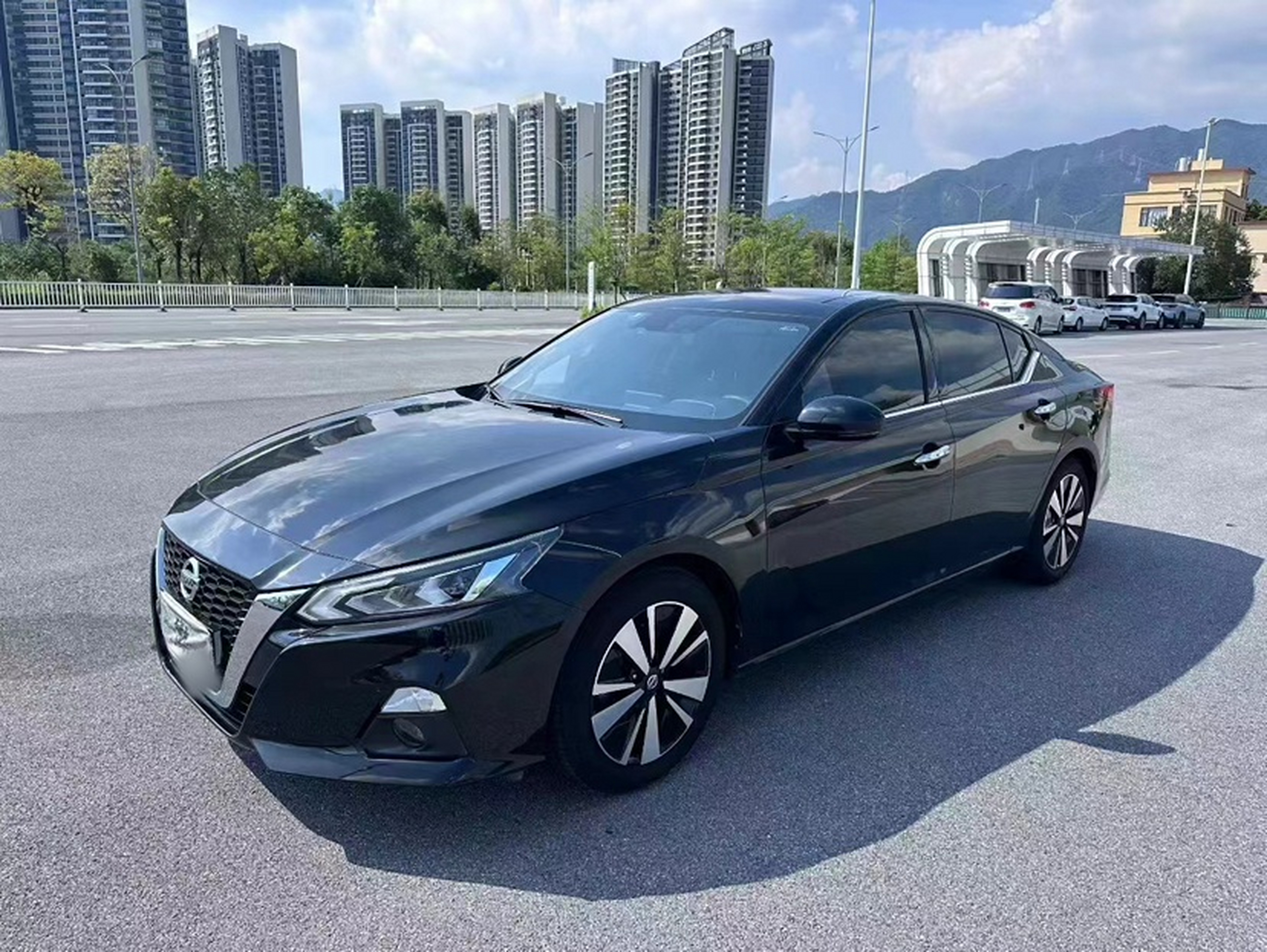 تحت مقدمة السيارة