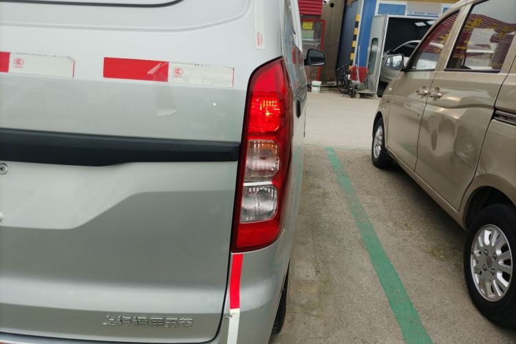 Used Wuling Hongguang V 2022 1.5L Jingqu Edition Enclosed-Window Vehicle with Hydraulic Power Steering LAR
