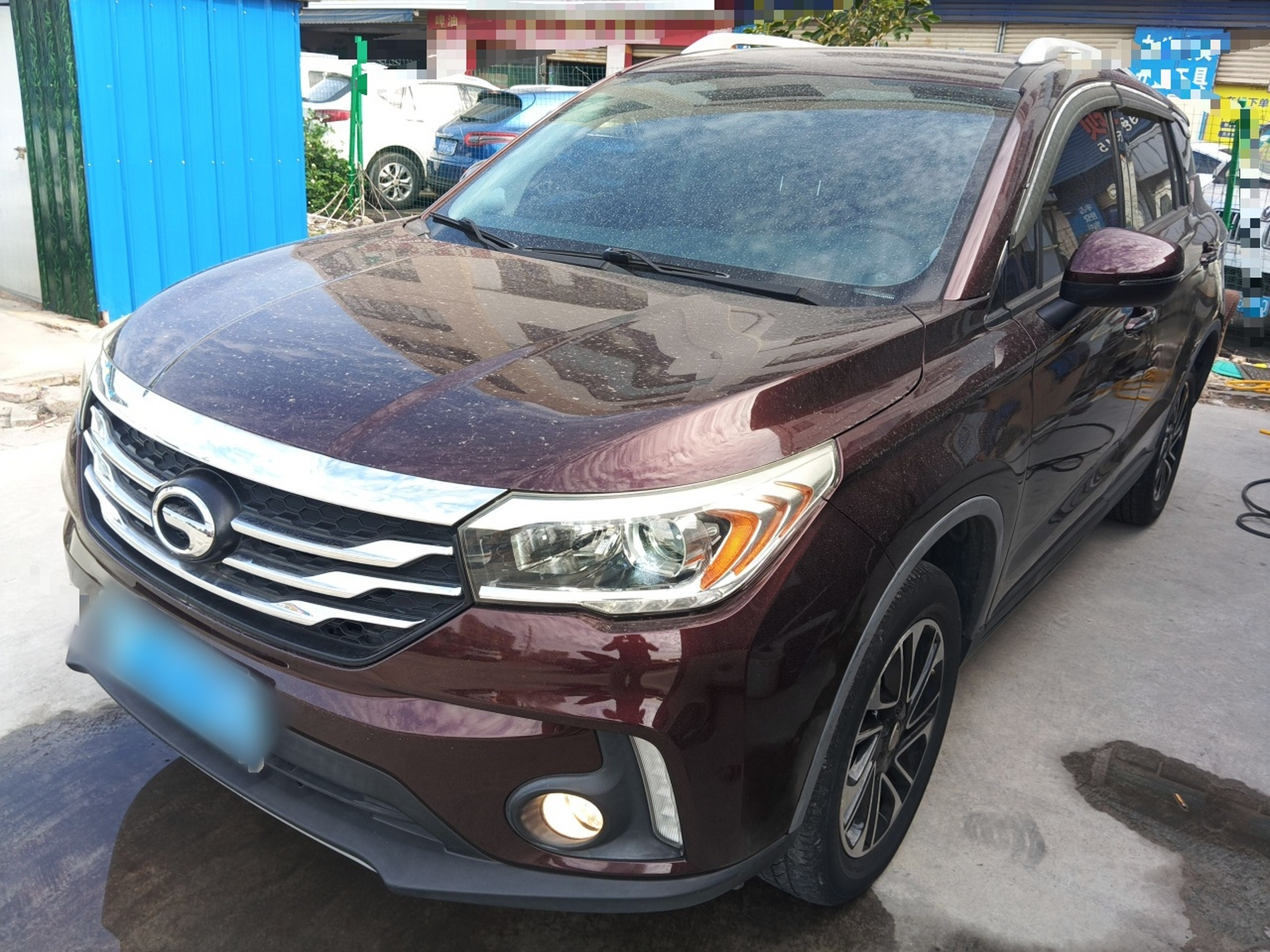 Под передней частью автомобиля