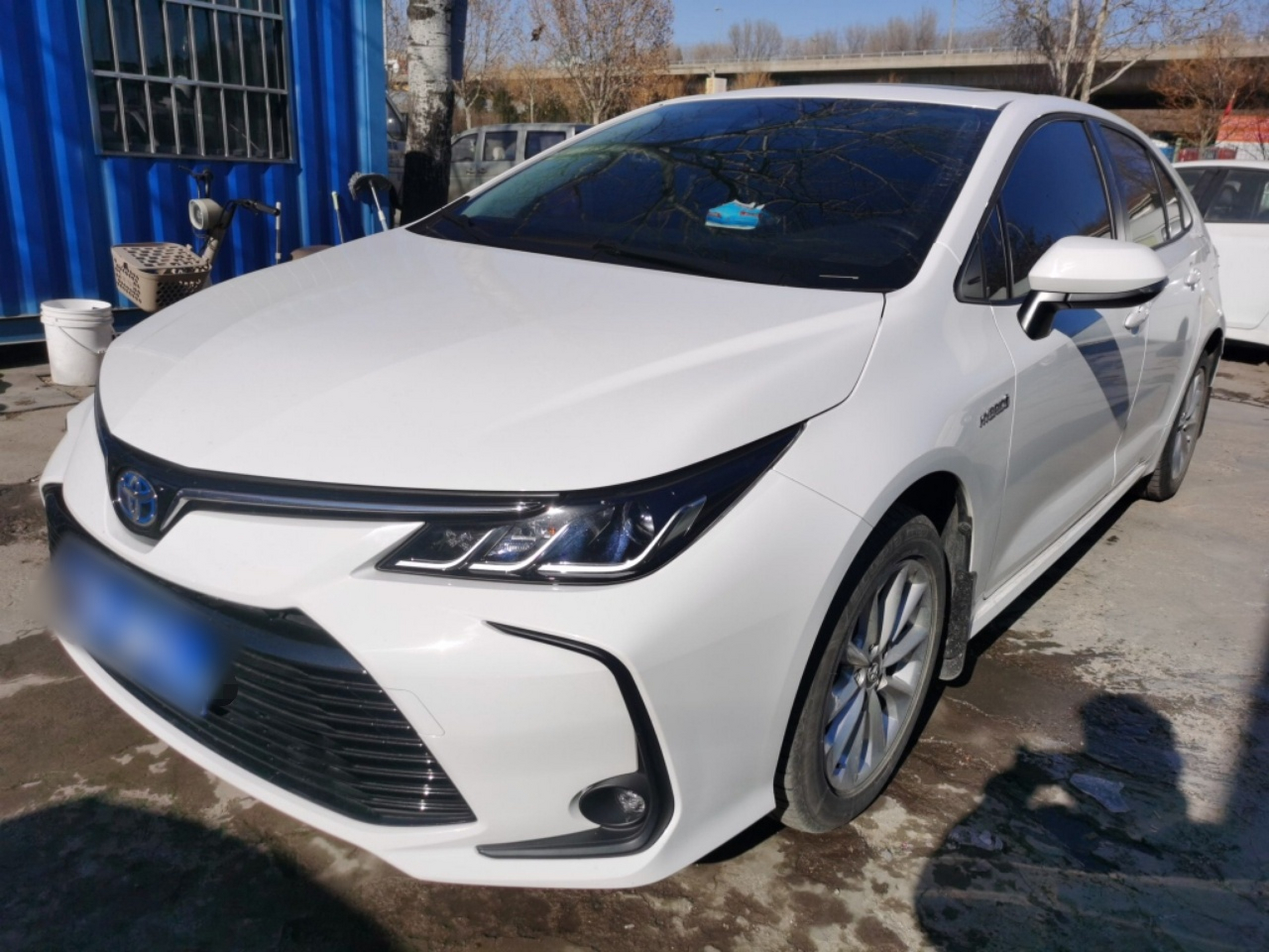 Под передней частью автомобиля