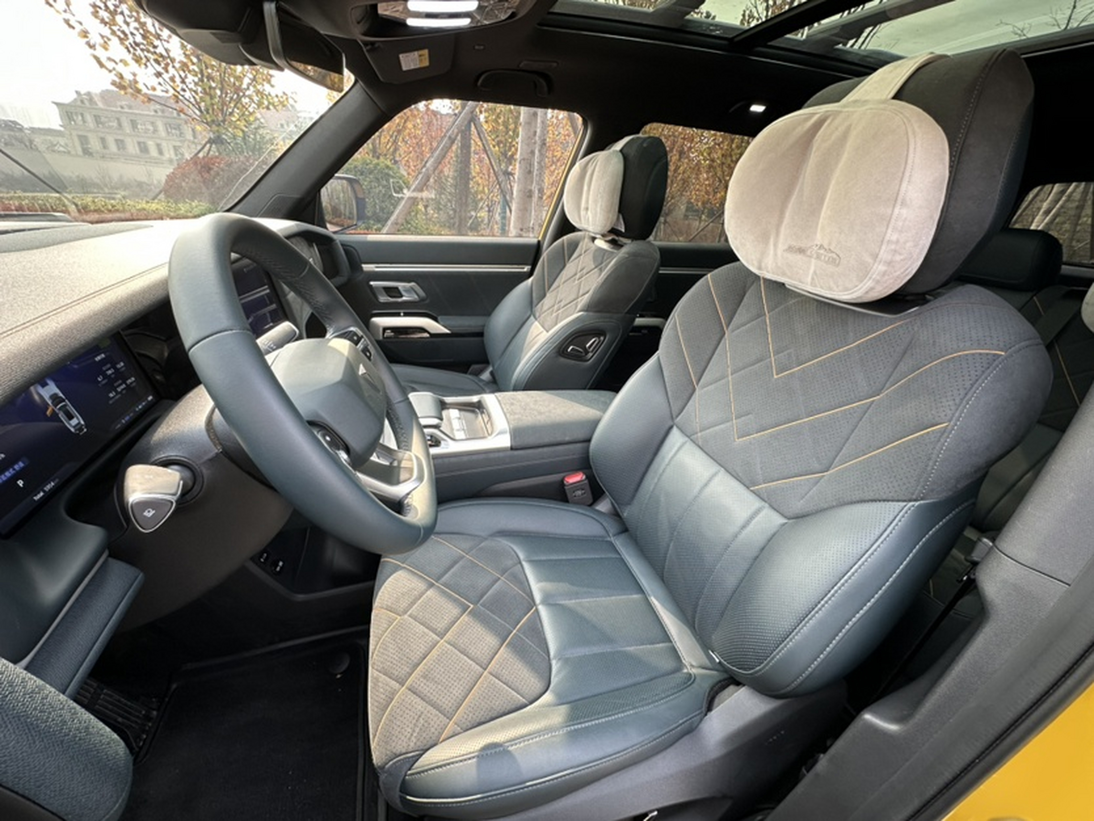 المقاعد الأمامية داخل السيارة