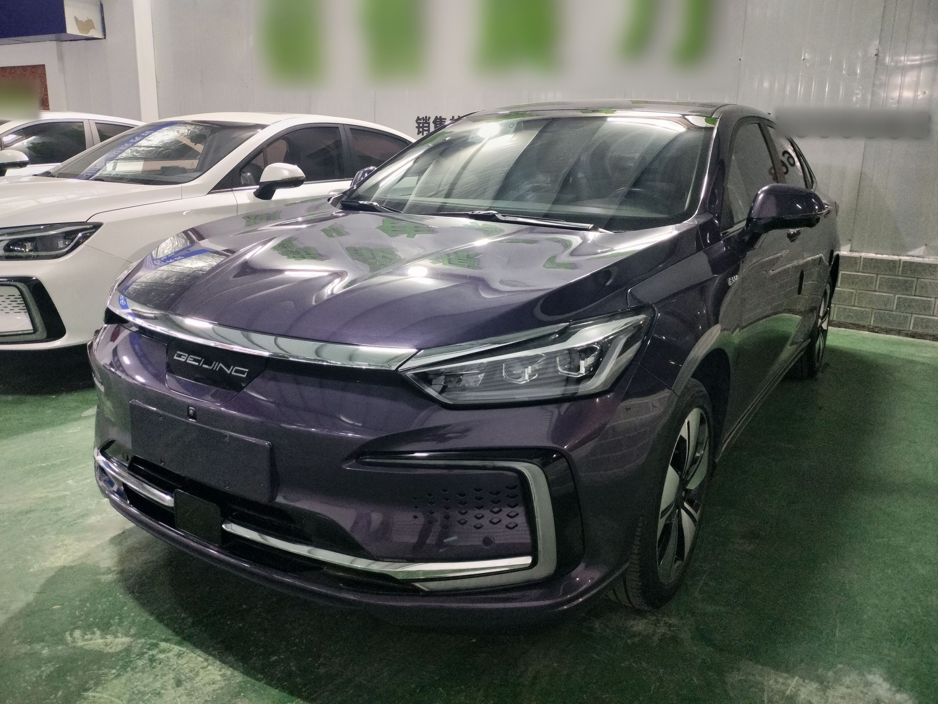 تحت مقدمة السيارة