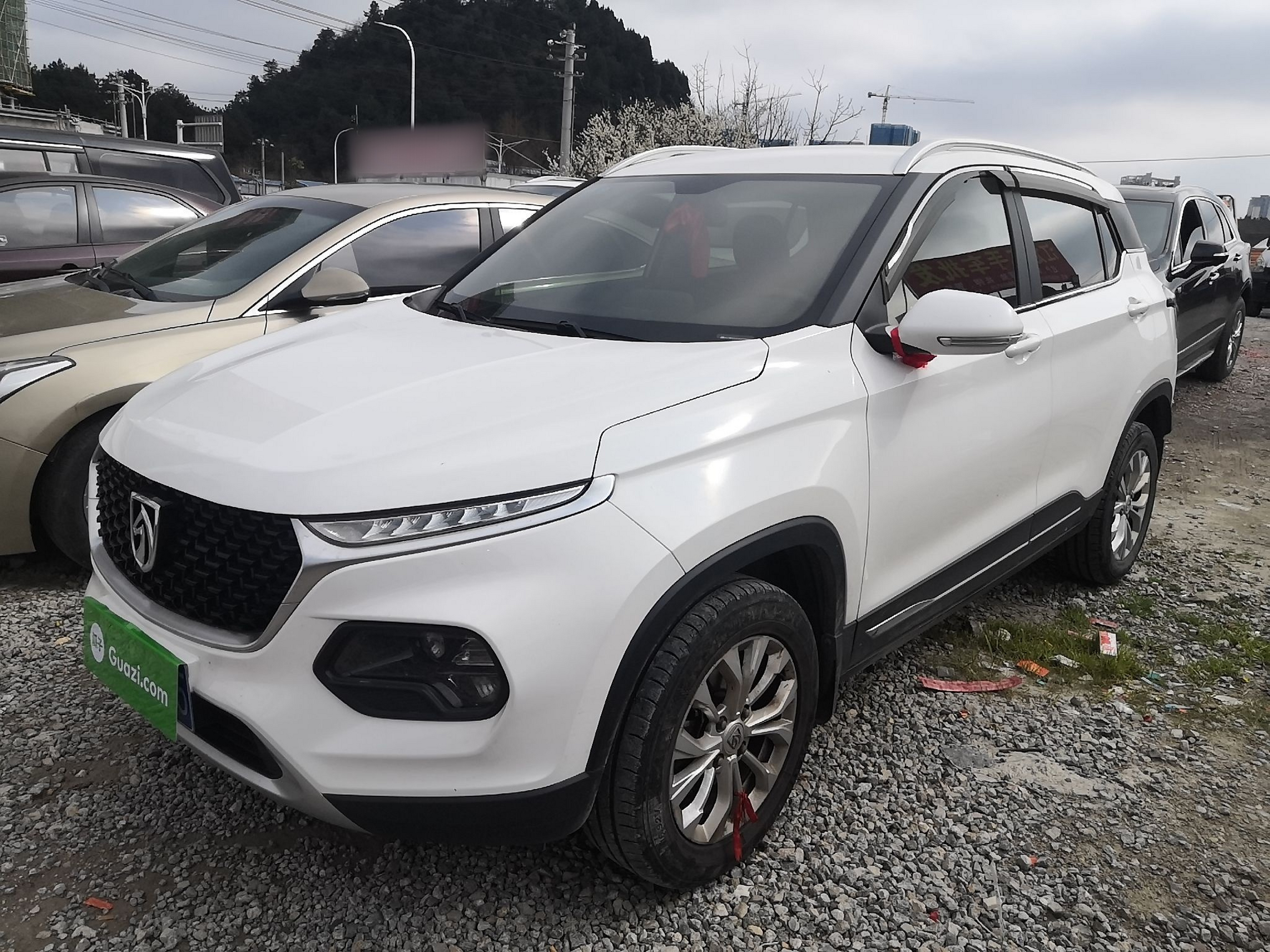 Под передней частью автомобиля