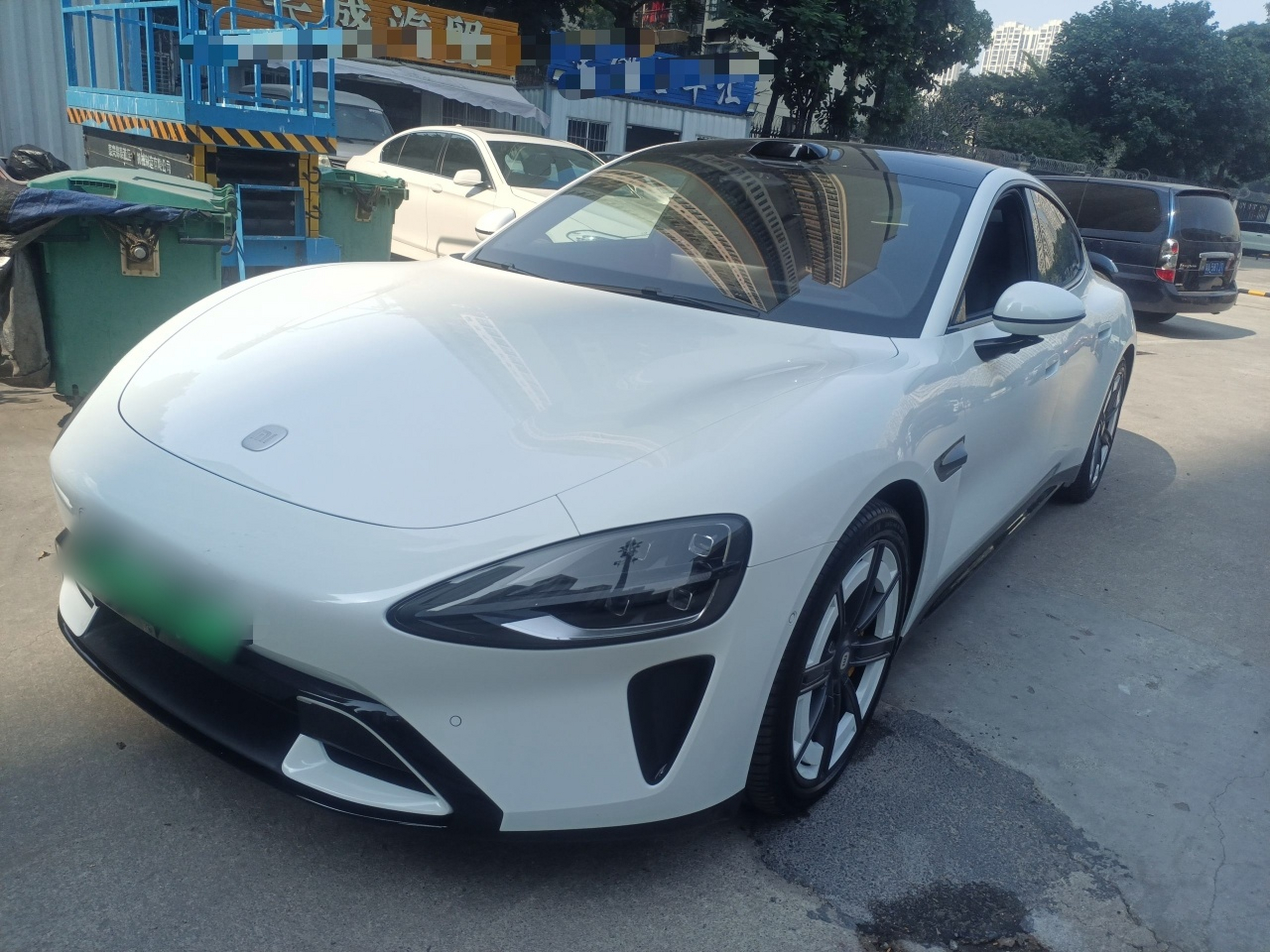 Под передней частью автомобиля