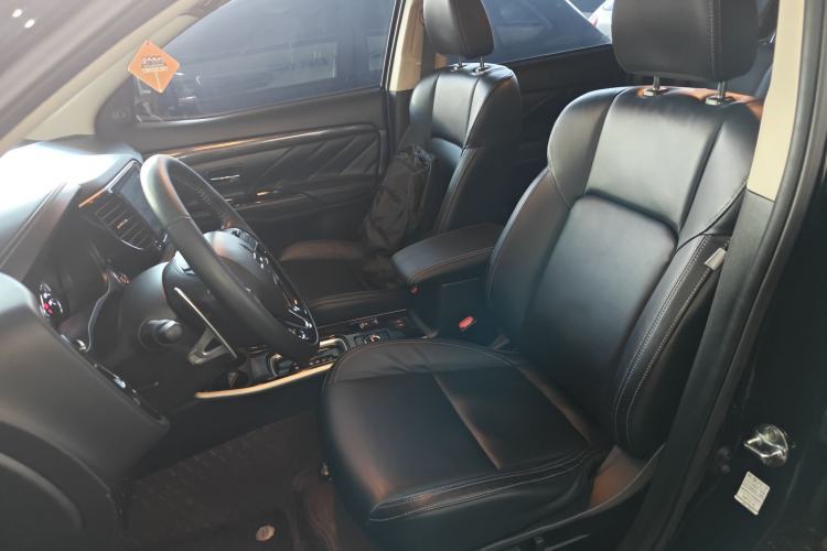 Used Mitsubishi Outlander 2019 2.4L 4x4 Zhi Xiang Edition 5 Seats China VI Standard
