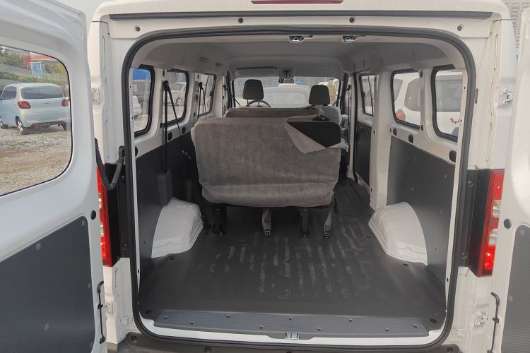 Used Wuling Yangguang 2024 300KM Comfort Version Passenger Van 75kW
