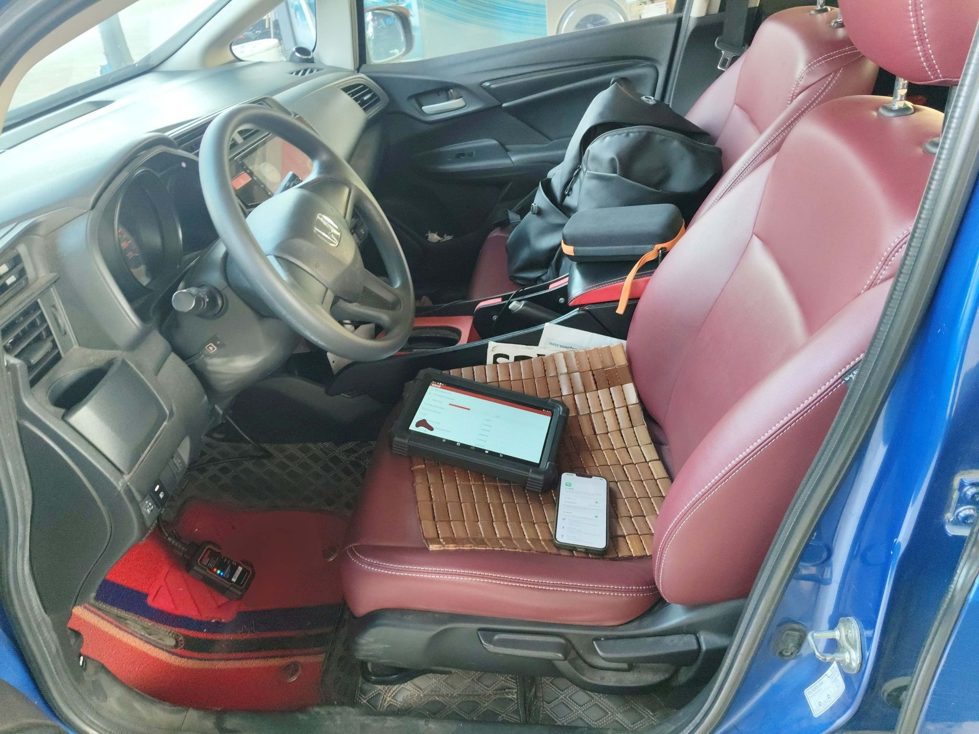 المقاعد الأمامية داخل السيارة