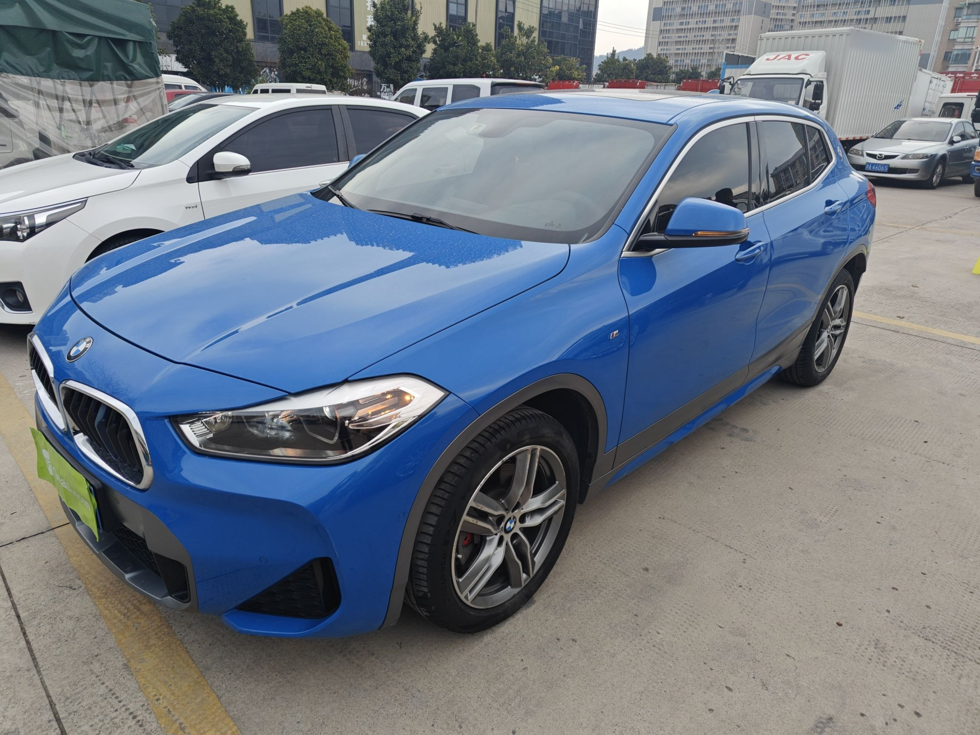 Под передней частью автомобиля