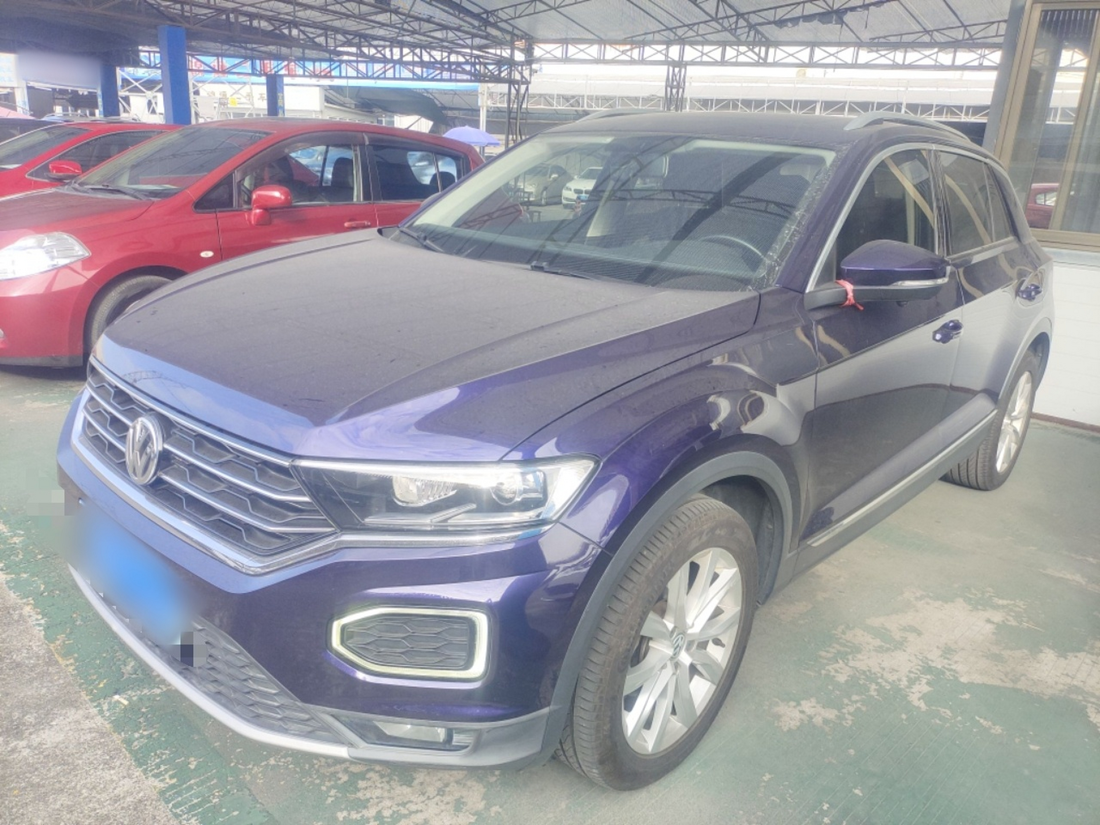 Под передней частью автомобиля