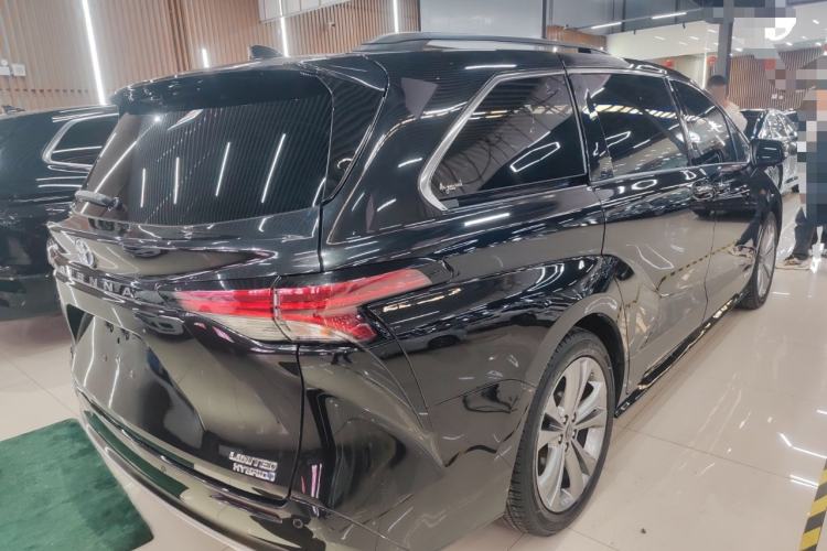 Used Toyota Sienna 2023 2.5L Hybrid Deluxe Edition