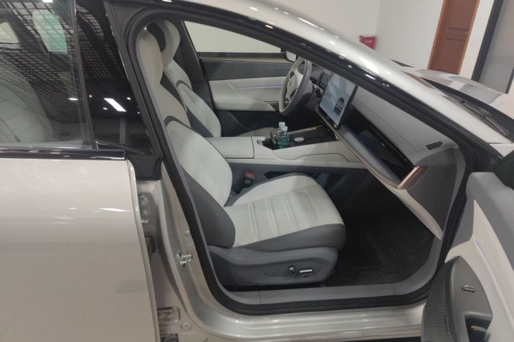 Used  eπ007 2024 540 All-Wheel Drive Pro Edition
