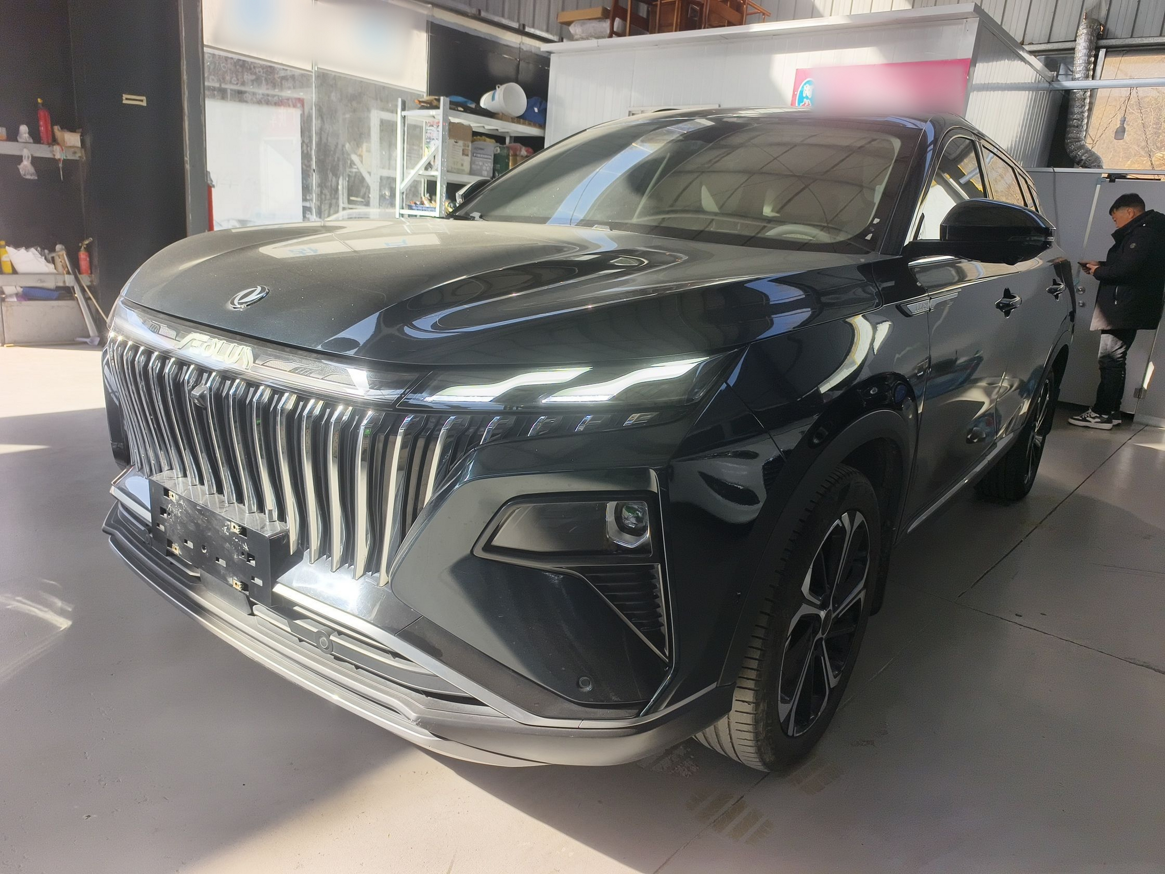 Под передней частью автомобиля