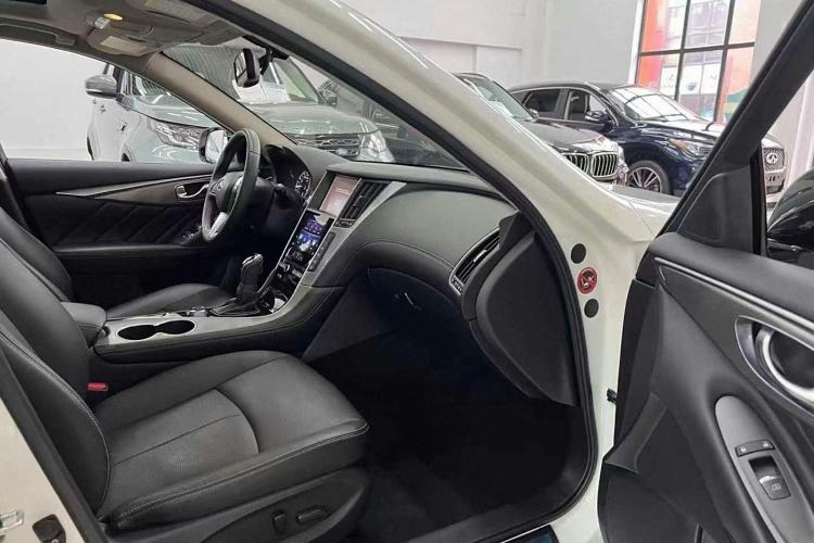 Used Infiniti Q50L 2018 2.0T Enjoyment Version China VI Standard
