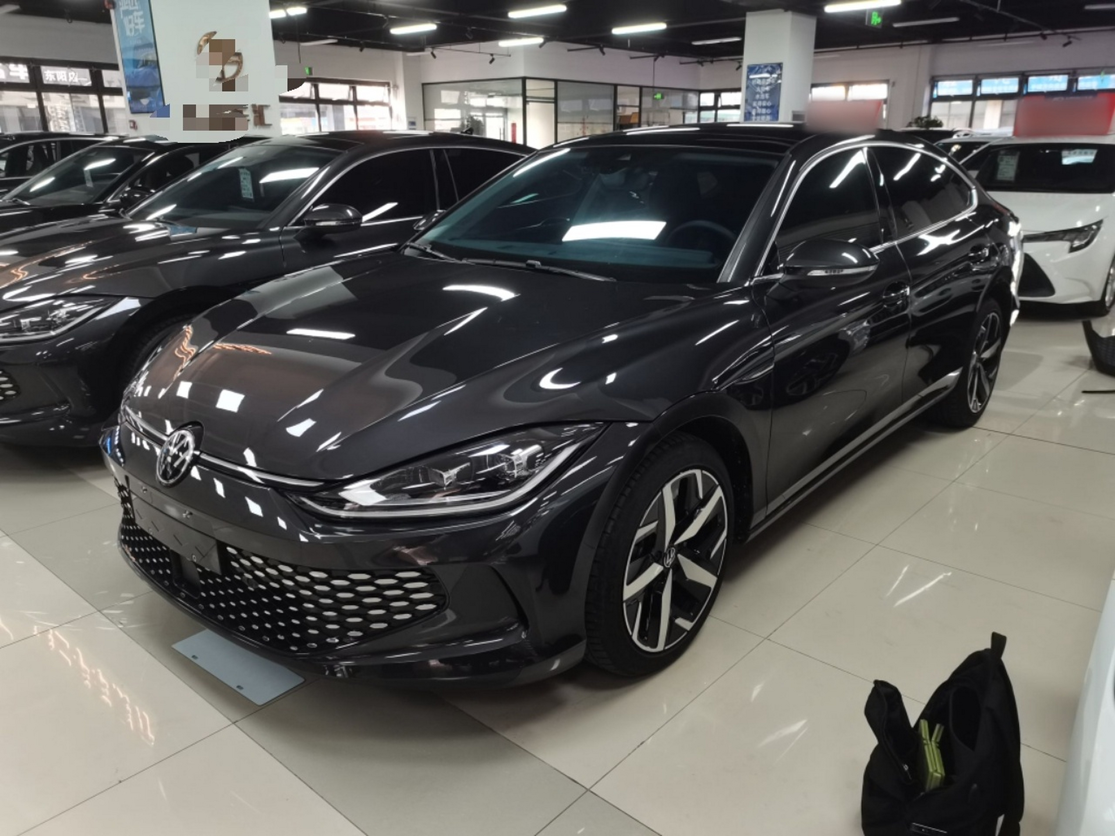 Под передней частью автомобиля