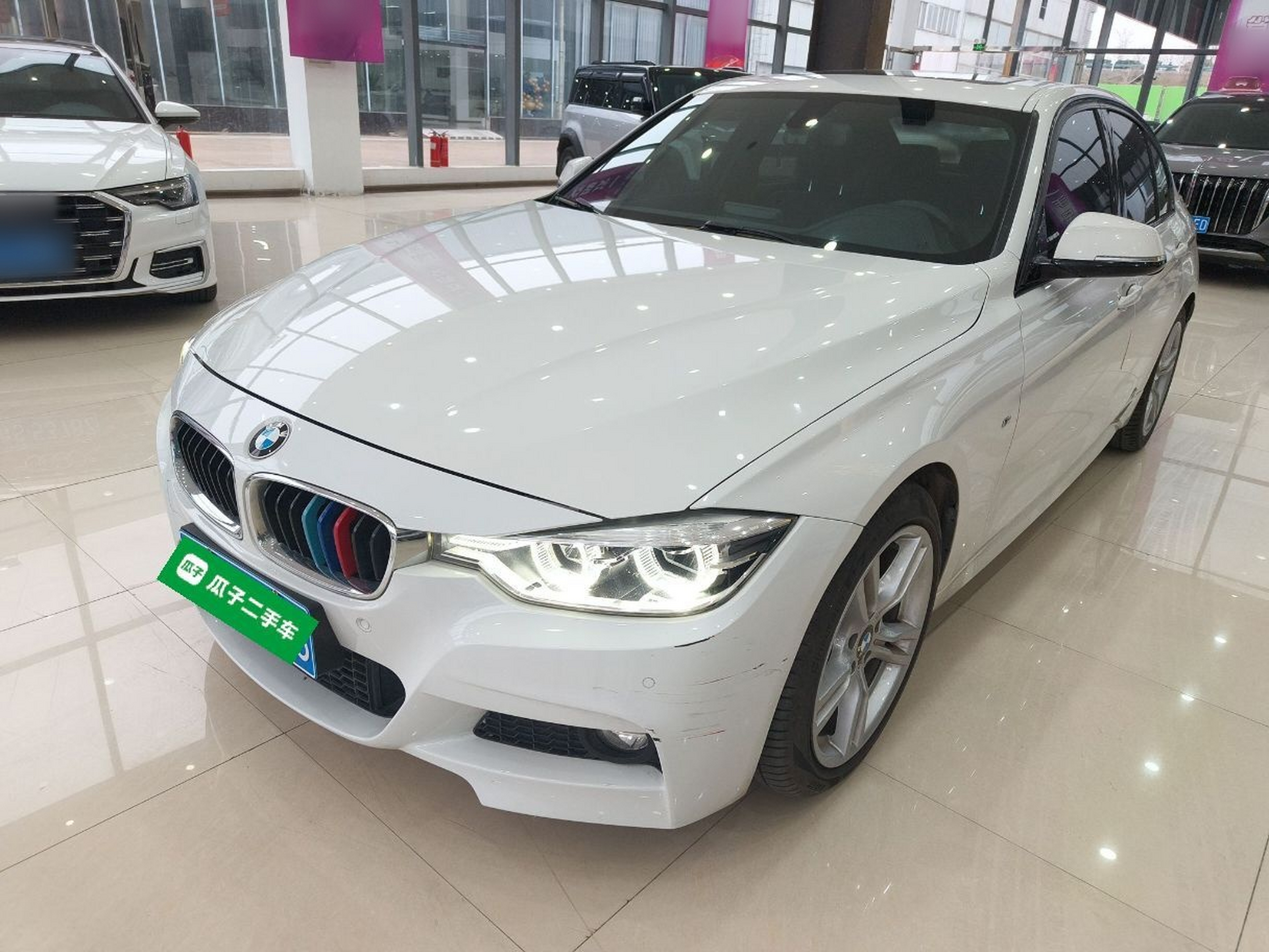 تحت مقدمة السيارة